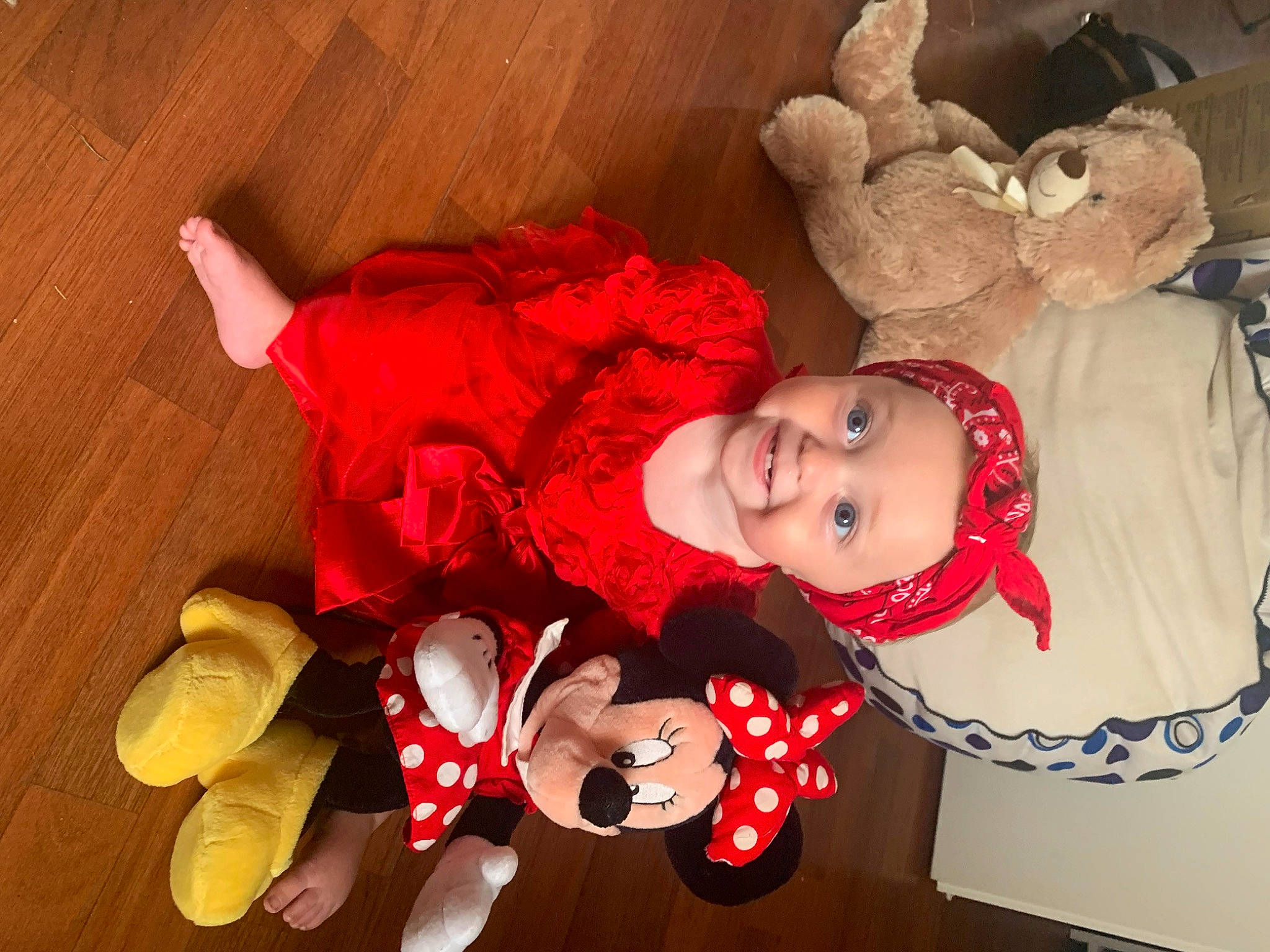 Arya a rejoint le concours — aidez-le/la à gagner de superbes lots ! arm, baby, baby_toddler_clothing, carmine, child, costume, event, fictional_character, flooring, fun, happy, hardwood, headwear, joy, mouth, person, petal, red, smile, toddler