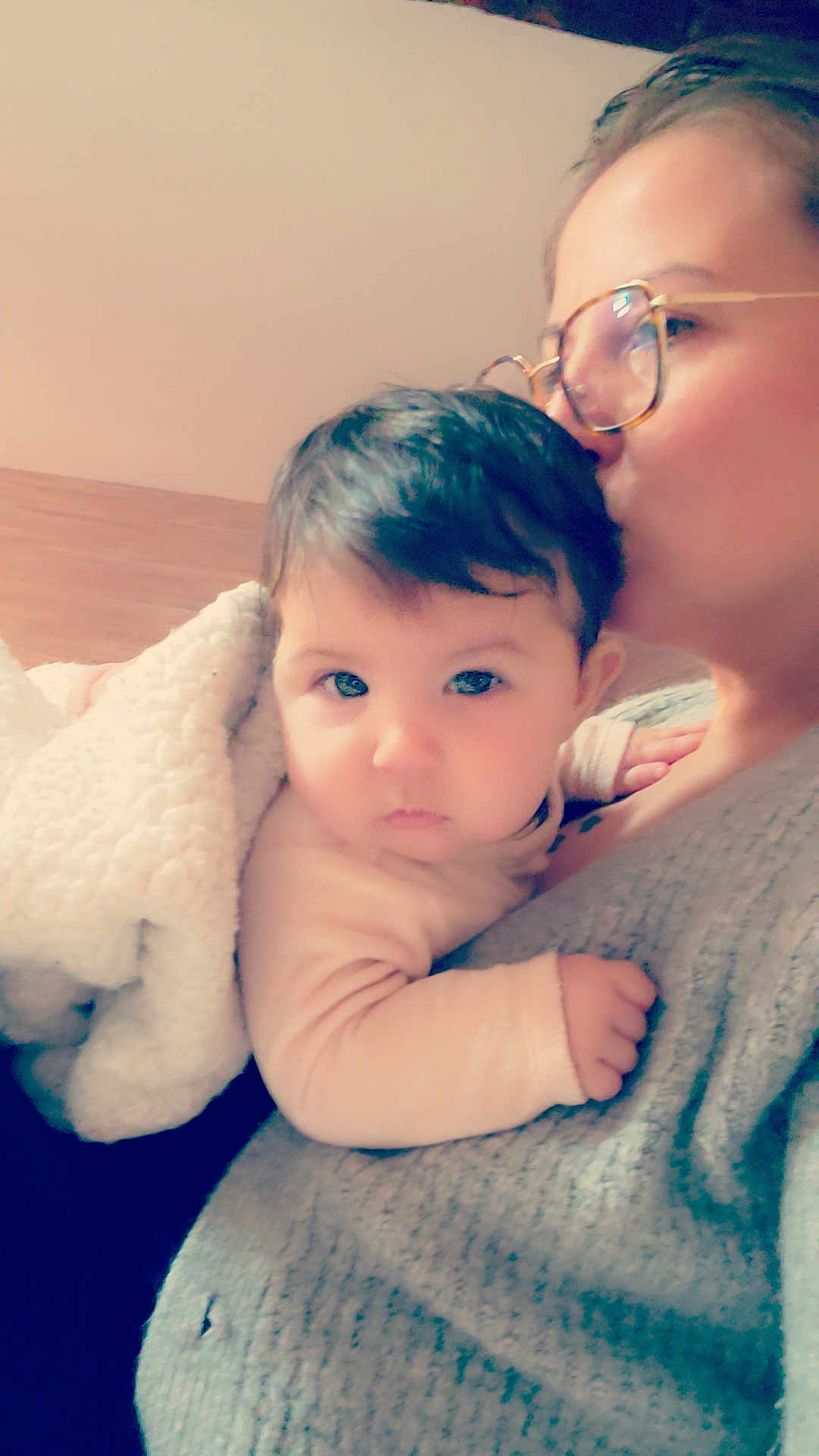 Sakura a rejoint le concours — aidez-le/la à gagner de superbes lots ! baby, adult, glasses, blanket, cuddle, indoor, affection, person, warm_clothing, head, face, hand, soft_texture, closeup, parent, love, tenderness, skin, portrait, cozy