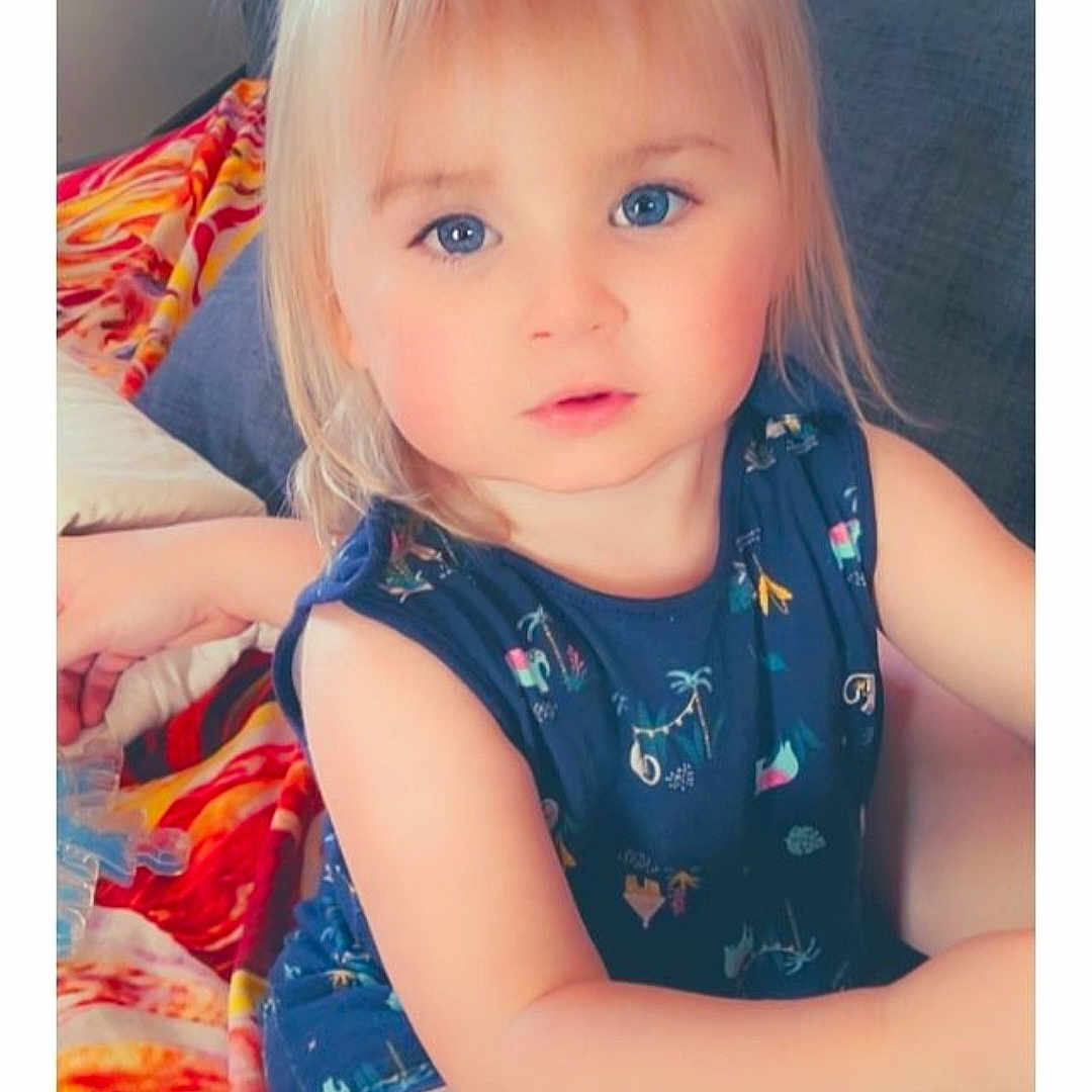 Sinaï a rejoint le concours — aidez-le/la à gagner de superbes lots ! baby_toddler_clothing, bangs, cheek, child, dress, electric_blue, eye, eyelash, flash_photography, happy, head, human_body, iris, lip, nose, pink, sleeve, smile, textile, toddler