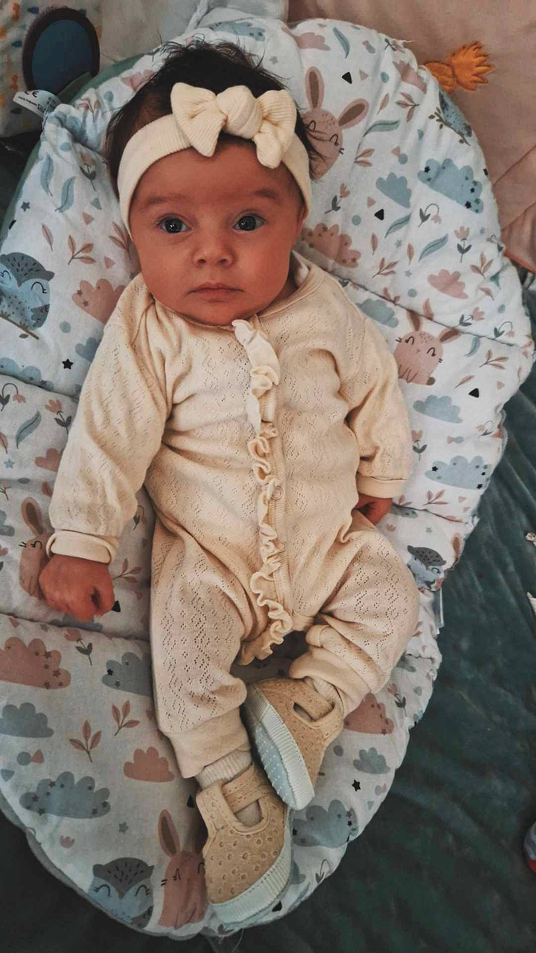 Lyna a rejoint le concours — aidez-le/la à gagner de superbes lots ! baby, blanket, bonnet, clothing, crib, cushion, face, furniture, happy, hat, head, homedecor, infantbed, newborn, pants, person, photography, portrait, sleeve, smile