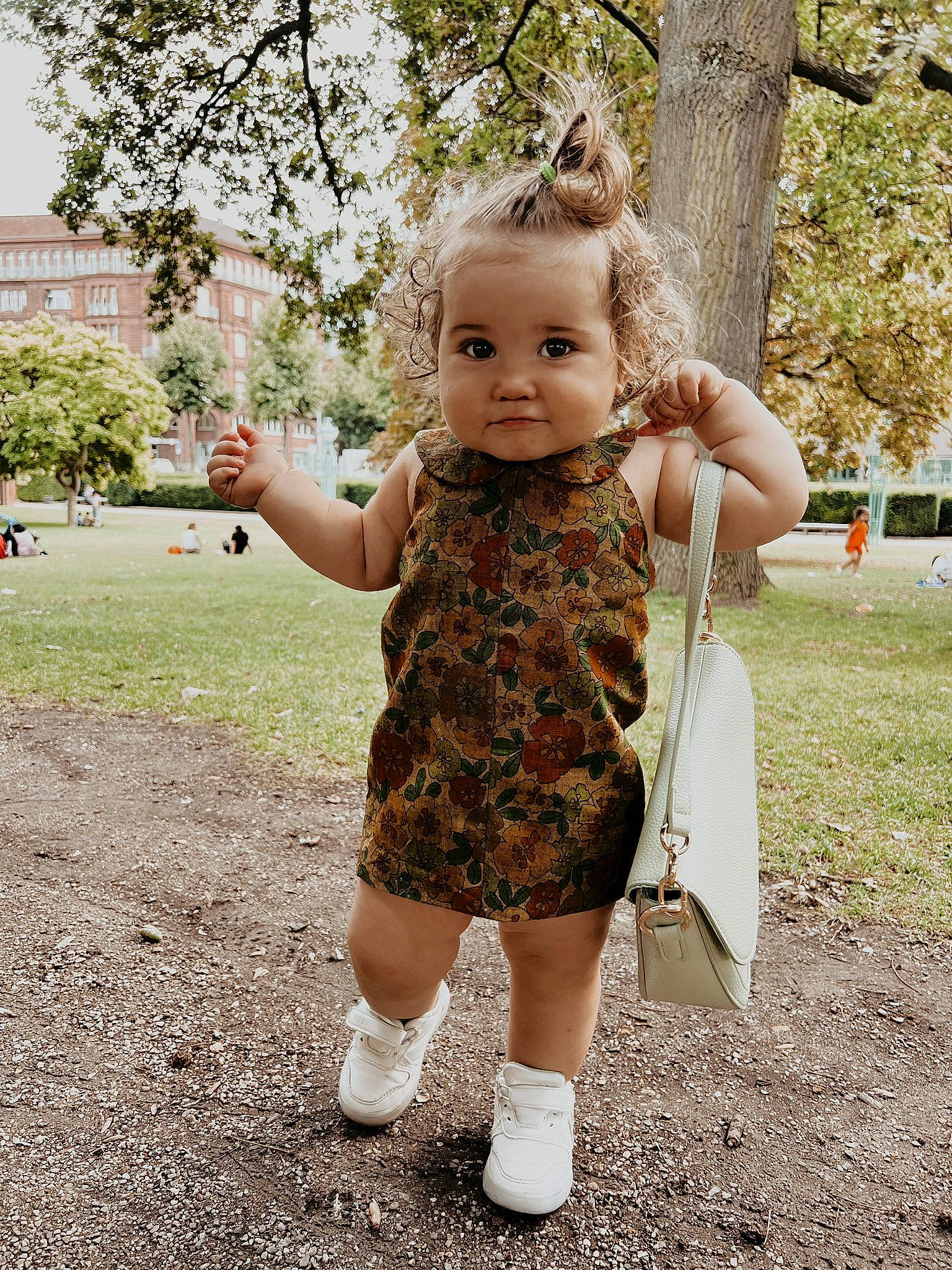 Lunara a rejoint le concours — aidez-le/la à gagner de superbes lots ! baby_toddler_clothing, dress, fawn, finger, gesture, grass, hand, happy, leaf, people, people_in_nature, person, pink, plant, sleeve, summer, textile, toddler, toy, tree