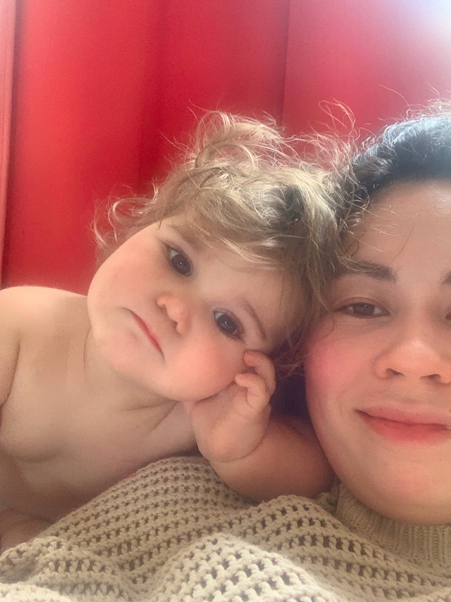 Lunara a rejoint le concours — aidez-le/la à gagner de superbes lots ! cheek, chin, comfort, eyebrow, eyelash, fun, gesture, hand, happy, human_body, interaction, iris, joy, lip, mouth, neck, nose, person, shoulder, skin