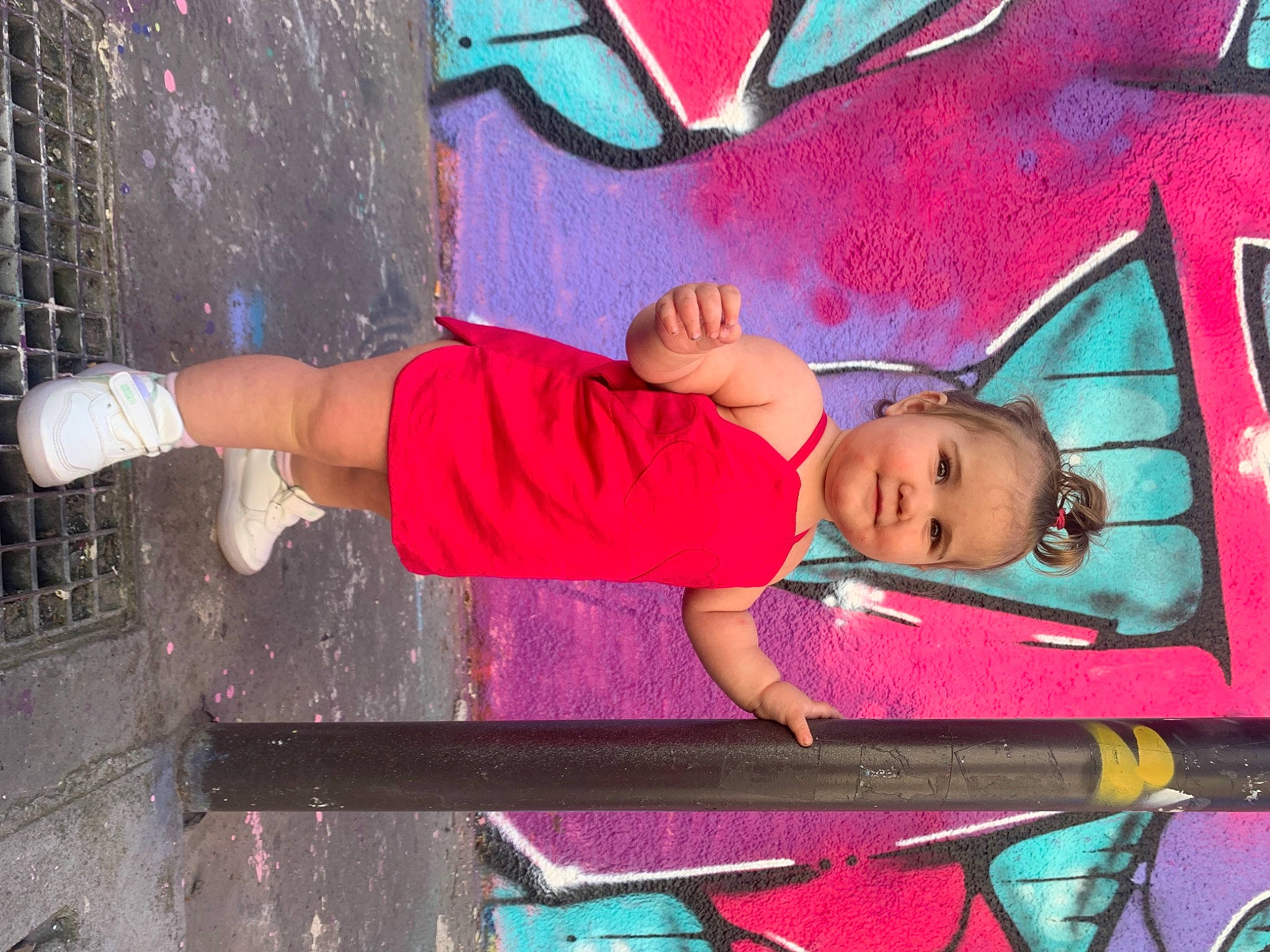 Lunara a rejoint le concours — aidez-le/la à gagner de superbes lots ! cool, face, fun, green, hat, human_body, joy, leisure, line, magenta, person, pink, public_space, purple, red, shoe, sneakers, summer, t_shirt, textile