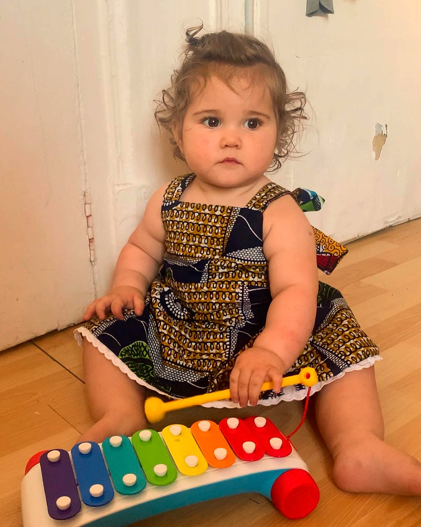 Lunara participe au concours pour gagner de l'argent avec cette photo : baby, baby_playing_with_toys, baby_products, baby_toddler_clothing, baby_toys, child, comfort, day_dress, face, foot, human_leg, musical_instrument, pattern, person, play, room, sitting, sleeve, t_shirt, thigh