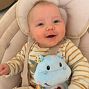 Théandre a rejoint le concours — aidez-le/la à gagner de superbes lots ! baby, baby_seat, child, closeup, clothing, colorful, comfort, cute, face, hand, happy, hippo_toy, indoor, infant, person, plush_toy, seat_belt, smiling, soft_toy, stripes