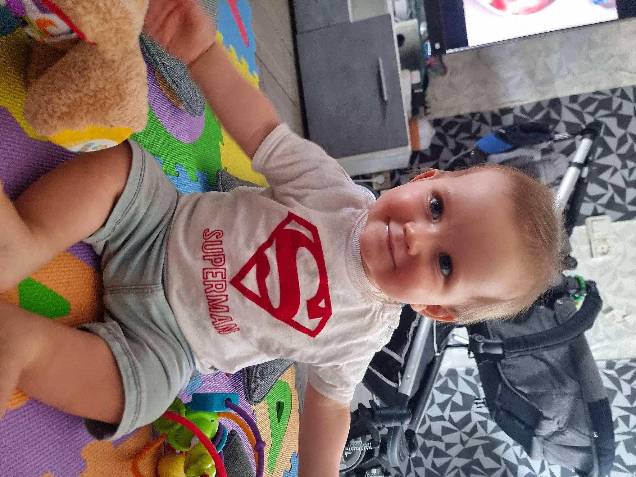 Hugo a rejoint le concours — aidez-le/la à gagner de superbes lots ! baby, baby_products, baby_toddler_clothing, child, dress, event, fun, happy, hat, human_body, human_leg, joy, leisure, person, room, shorts, sock, sportswear, t_shirt, thigh