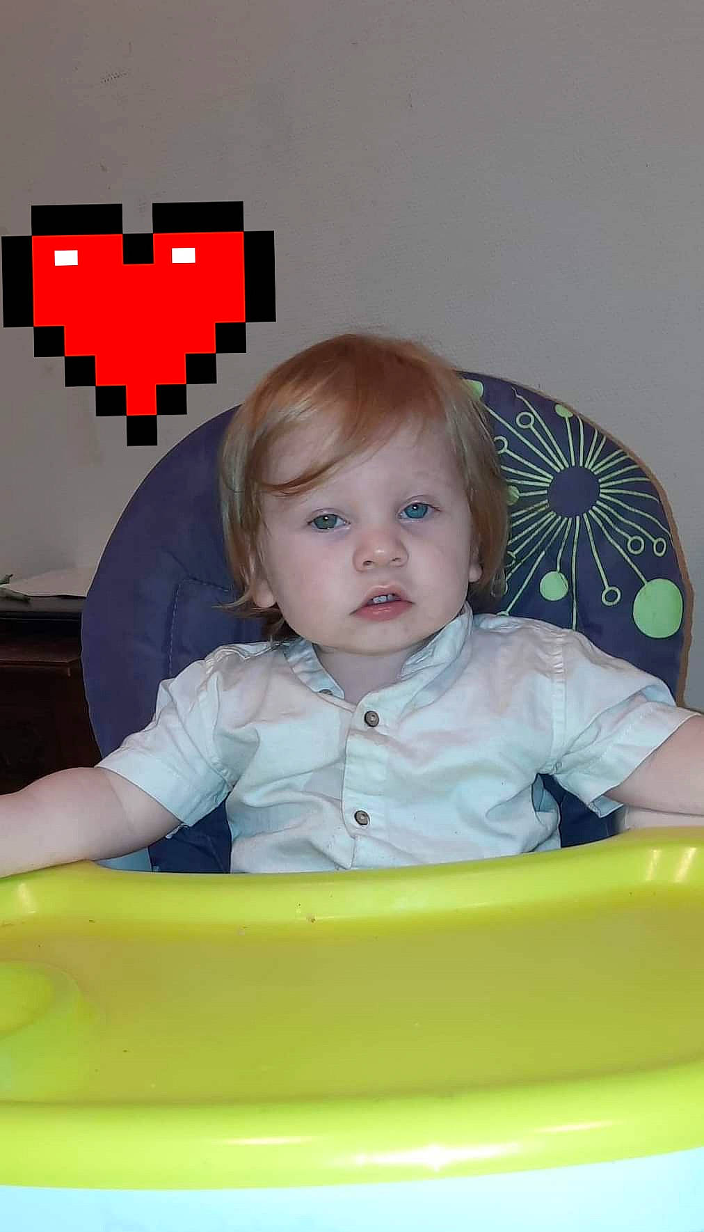 Tiziano a rejoint le concours — aidez-le/la à gagner de superbes lots ! arm, baby_playing_with_toys, baby_toddler_clothing, carmine, chair, cheek, child, design, facial_expression, fun, happy, leisure, person, play, recreation, room, sitting, sleeve, t_shirt, table