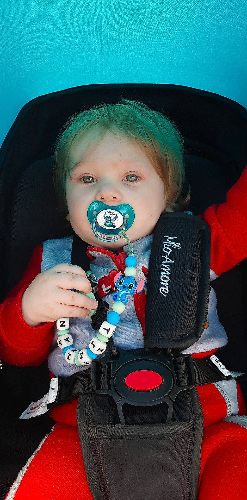 Tiziano a rejoint le concours — aidez-le/la à gagner de superbes lots ! baby, baby_products, baby_toddler_clothing, car_seat, carmine, cheek, child, chin, electric_blue, eyelash, flash_photography, fun, happy, iris, mouth, nose, person, product, sitting, skin