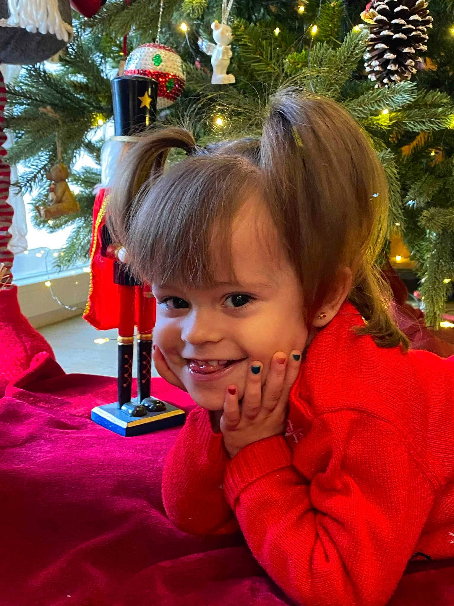 Louna a rejoint le concours — aidez-le/la à gagner de superbes lots ! beauty, christmas, christmas_decoration, christmas_ornament, christmas_tree, eye, fun, hair, happy, head, holiday, holiday_ornament, human_body, joy, light, ornament, person, photograph, smile, standing