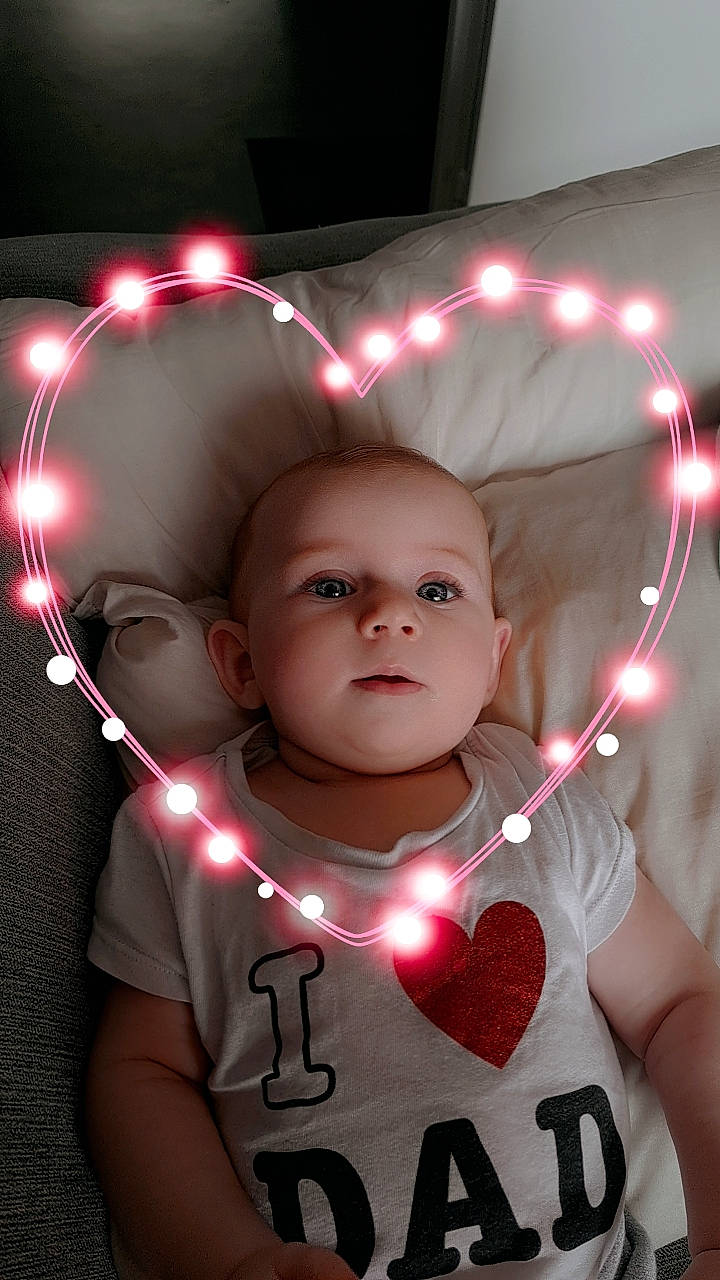 Andgélinà a rejoint le concours — aidez-le/la à gagner de superbes lots ! cheek, chin, eyebrow, facial_expression, finger, flash_photography, gesture, happy, human_body, light, lighting, lip, mouth, neck, organ, person, pink, shoulder, skin, sleeve