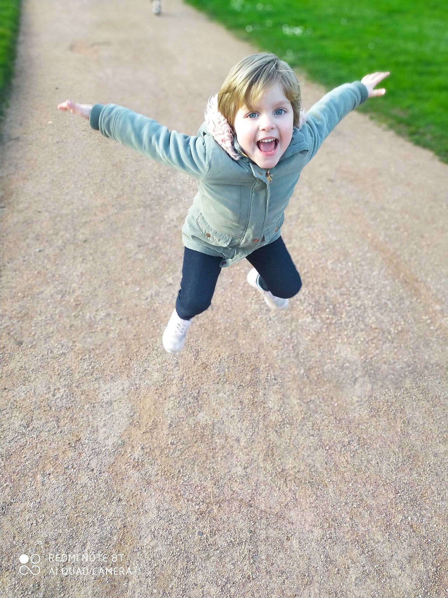 Maylane a rejoint le concours — aidez-le/la à gagner de superbes lots ! child, fun, grass, happy, jumping, leisure, person, play, recreation, smile, toddler