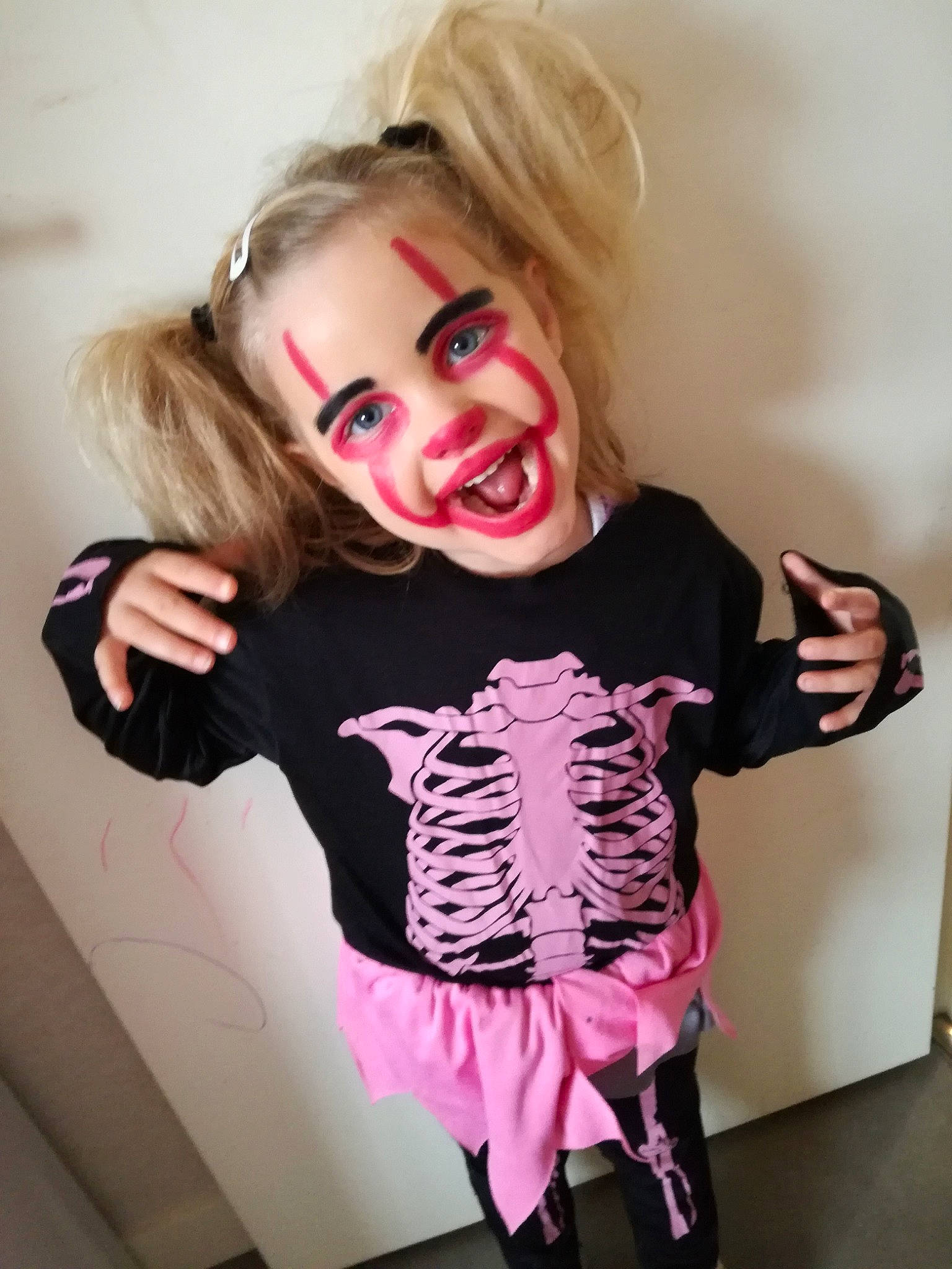 Maylane participe au concours pour gagner de l'argent avec cette photo : blond, clothing, dress, joy, lip, magenta, mouth, person, pink, sleeve, t_shirt