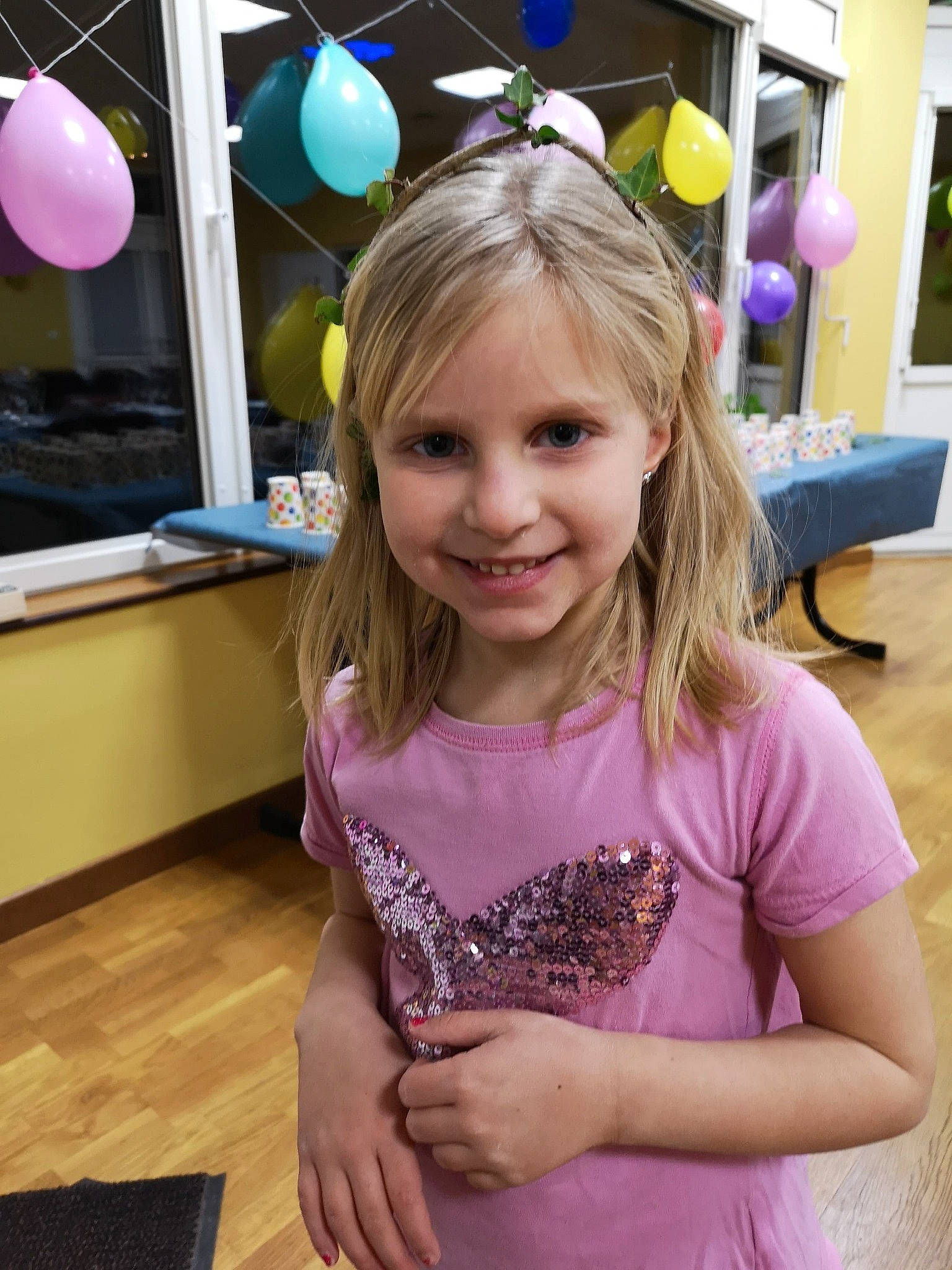 Louane participe au concours pour gagner de l'argent avec cette photo : balloon, child, ear, fun, joy, party_supply, person, play, purple, smile, toddler