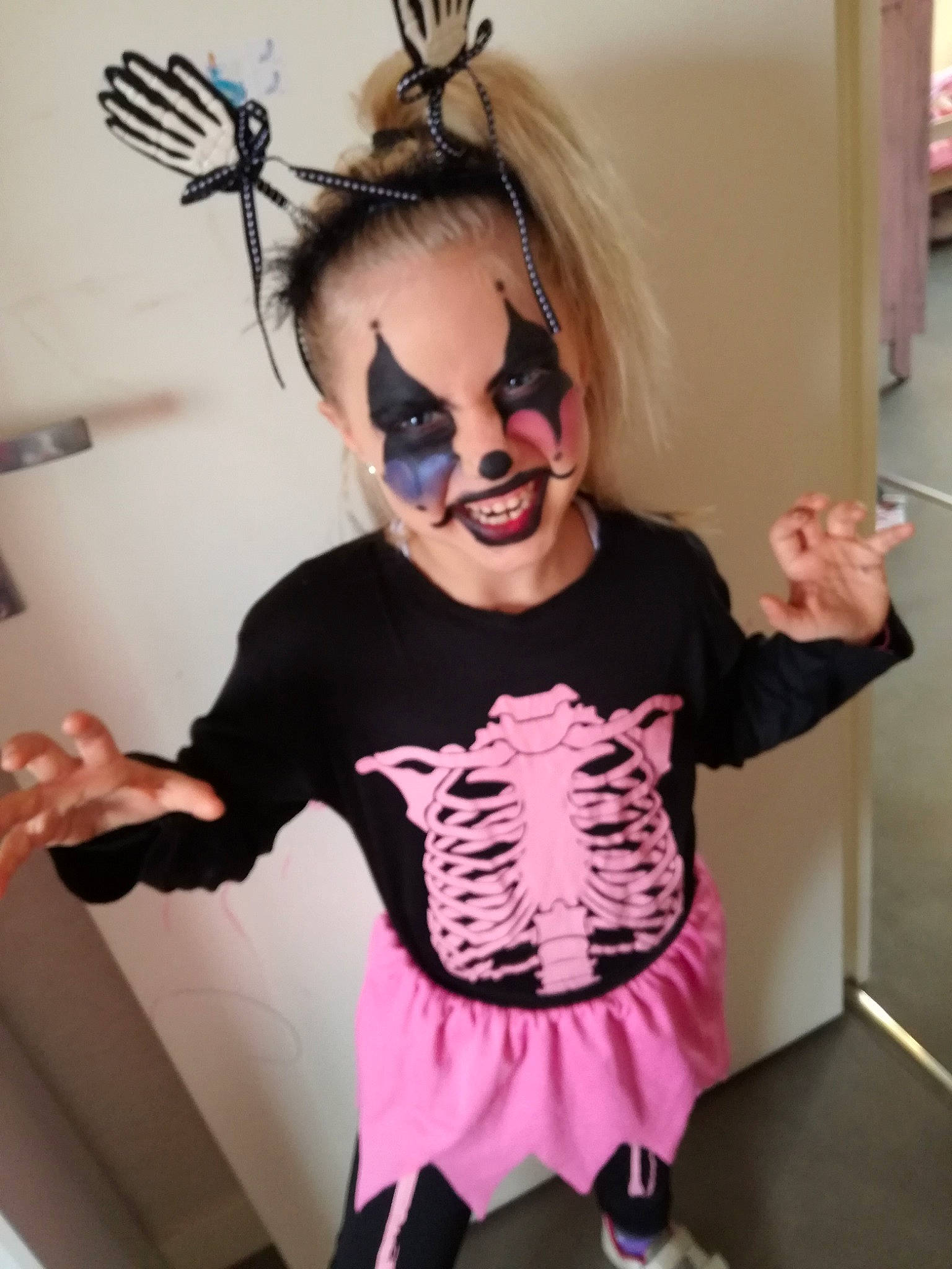Louane a rejoint le concours — aidez-le/la à gagner de superbes lots ! child, cool, costume, ear, glasses, head, person, pink, skeleton, sleeve, t_shirt, toddler, top