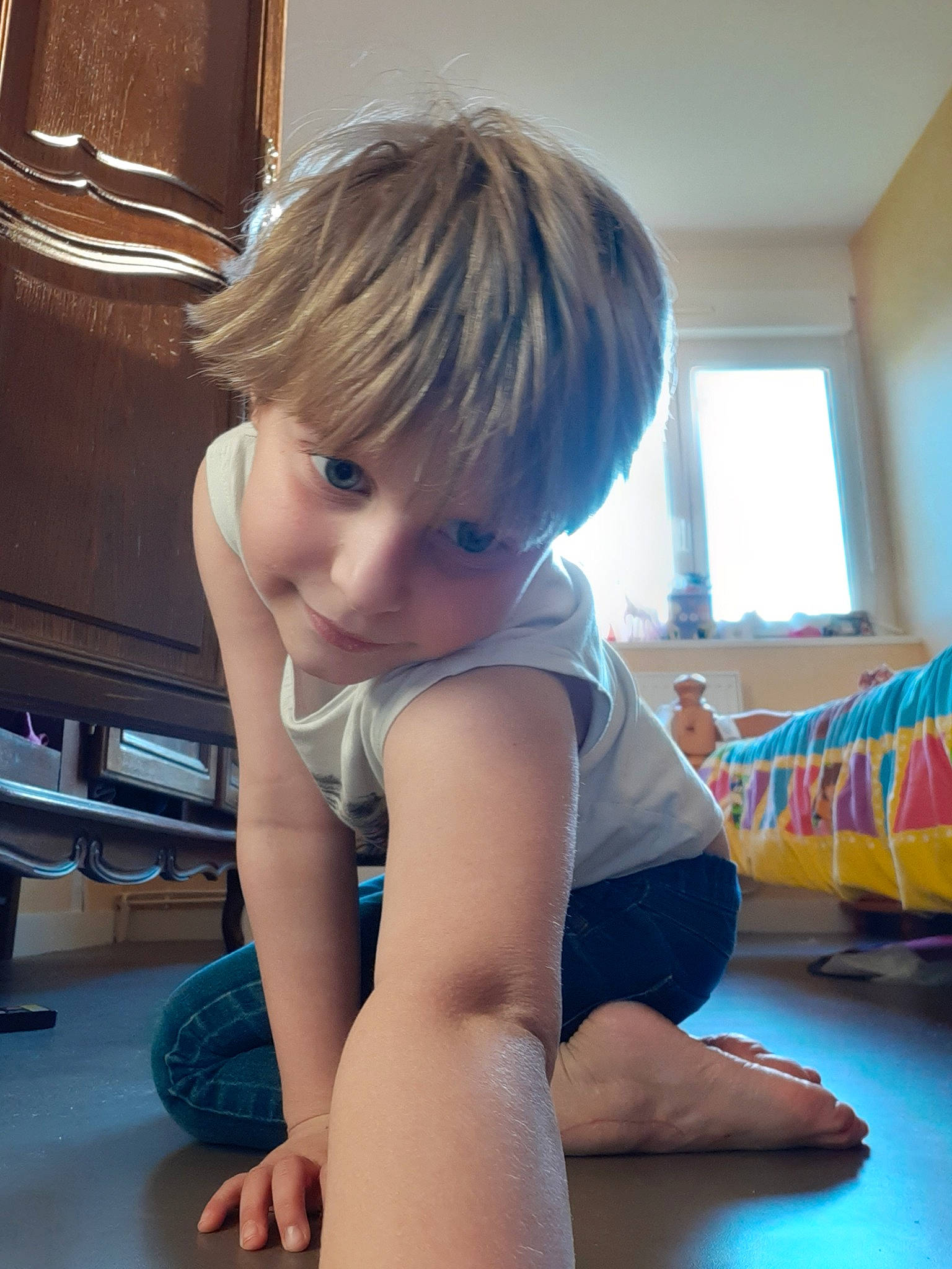 Louane a rejoint le concours — aidez-le/la à gagner de superbes lots ! arm, blond, child, hair, leg, person, shoulder, sitting, toddler