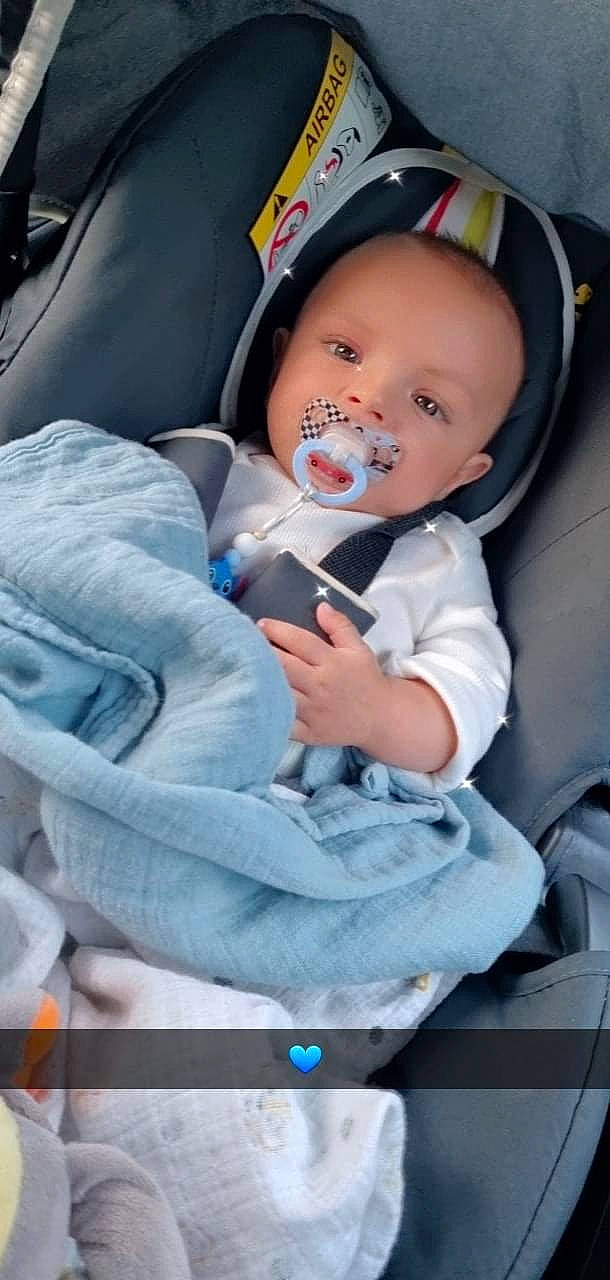 Djulyan participe au concours pour gagner de l'argent avec cette photo : auto_part, baby, baby_carriage, baby_in_car_seat, baby_products, baby_safety, baby_toddler_clothing, car_seat, child, comfort, electric_blue, hat, head, luxury_vehicle, person, photograph, product, seat_belt, sitting, snapshot