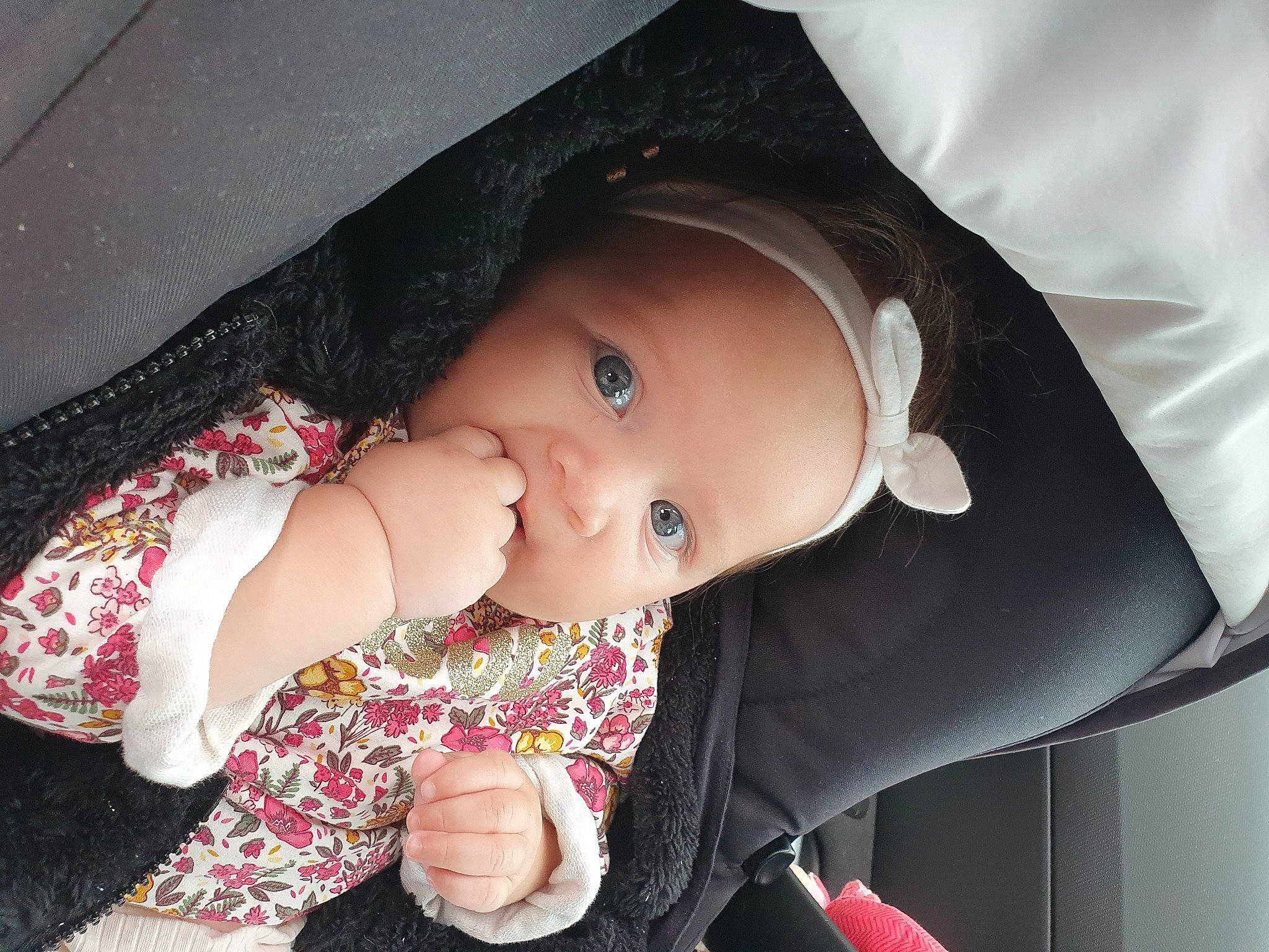 Leïna participe au concours pour gagner de l'argent avec cette photo : baby, baby_products, baby_toddler_clothing, cheek, dress, finger, flash_photography, gesture, hand, happy, hat, iris, lip, mouth, nose, person, pink, skin, sleeve, smile