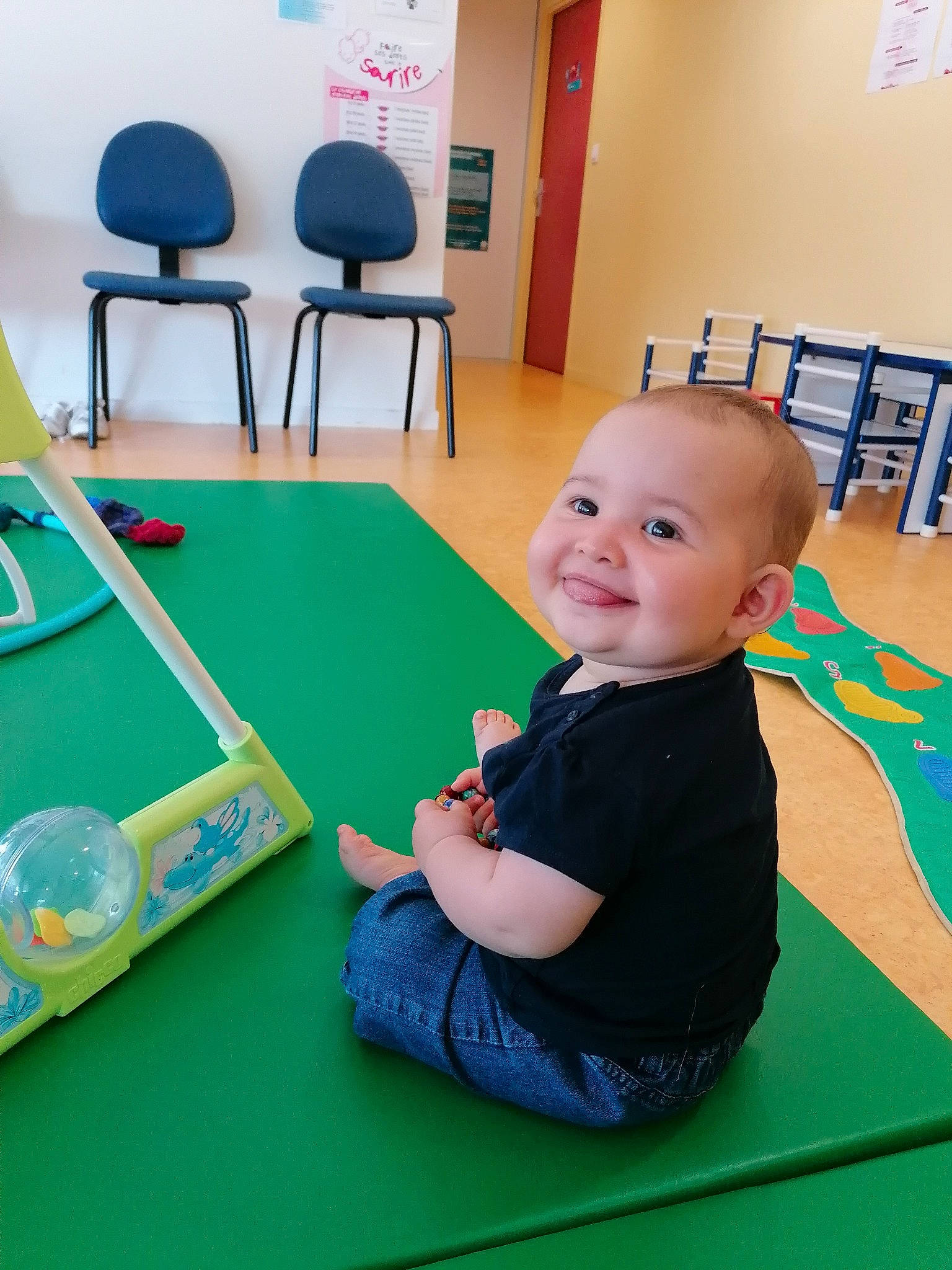 Louise participe au concours pour gagner de l'argent avec cette photo : baby, baby_toys, child, floor, flooring, fun, games, green, joy, kindergarten, learning, leisure, nursery, person, play, recreation, room, sitting, smile, table