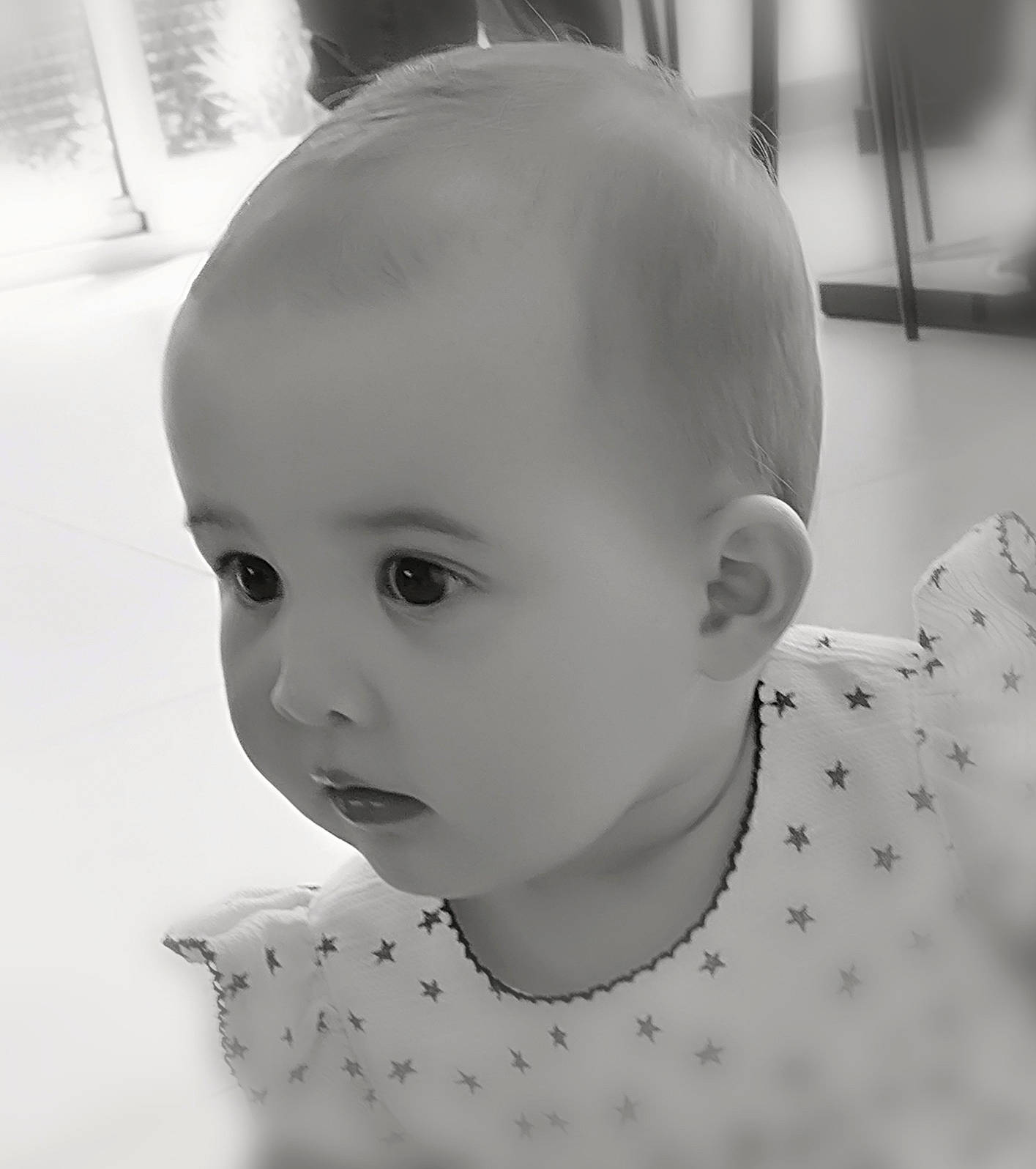 Louise a rejoint le concours — aidez-le/la à gagner de superbes lots ! baby, black_and_white, cheek, child, chin, ear, eye, eyebrow, face, forehead, hair, hairstyle, head, lip, monochrome, nose, organ, person, skin, toddler