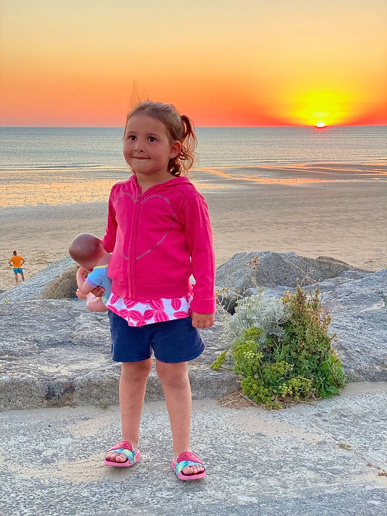 Louise a rejoint le concours — aidez-le/la à gagner de superbes lots ! clothing, electric_blue, fun, happy, horizon, human_leg, joy, knee, leisure, magenta, morning, people_in_nature, person, plant, recreation, sky, sleeve, sneakers, summer, toddler