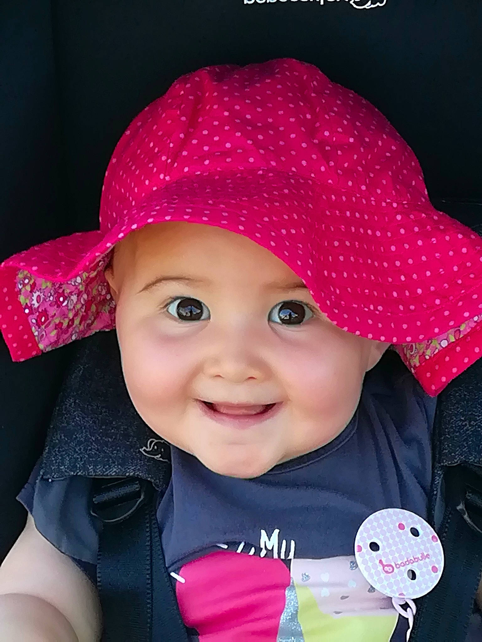 Louise participe au concours pour gagner de l'argent avec cette photo : baby, bonnet, cap, child, child_model, clothing, costume_accessory, costume_hat, fashion_accessory, hat, headgear, joy, magenta, person, pink, sun_hat, toddler