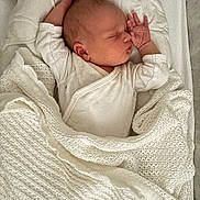 Lila a rejoint le concours — aidez-le/la à gagner de superbes lots ! baby, blanket, child, closeup, cozy, cute, face, hand, indoors, infant, knit_blanket, newborn, onesie, peaceful, portrait, rest, sleep, sleeping, soft_texture, white_clothing