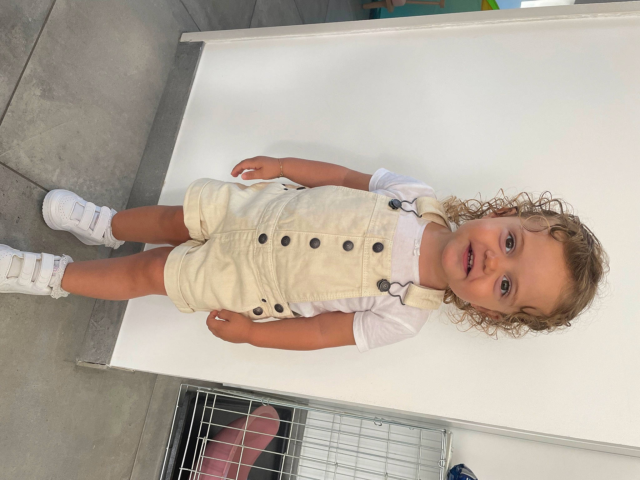 Joia participe au concours pour gagner de l'argent avec cette photo : baby, baby_products, baby_safety, baby_toddler_clothing, carmine, child, comfort, elbow, flooring, foot, gas, human_leg, knee, pattern, person, room, sleeve, thigh, toddler