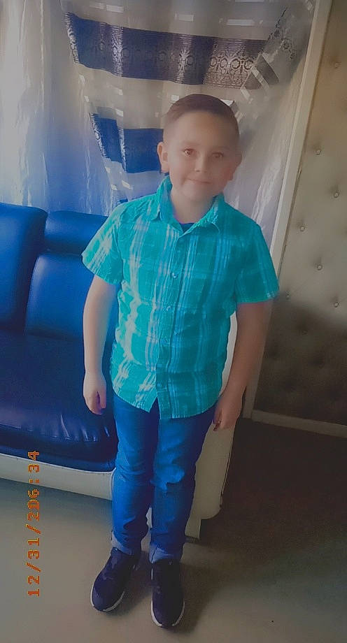 Enzo a rejoint le concours — aidez-le/la à gagner de superbes lots ! aqua, azure, child, denim, electric_blue, fun, human_leg, knee, leisure, pattern, person, plaid, sitting, sleeve, sportswear, t_shirt, tartan, textile, tints_and_shades, toddler