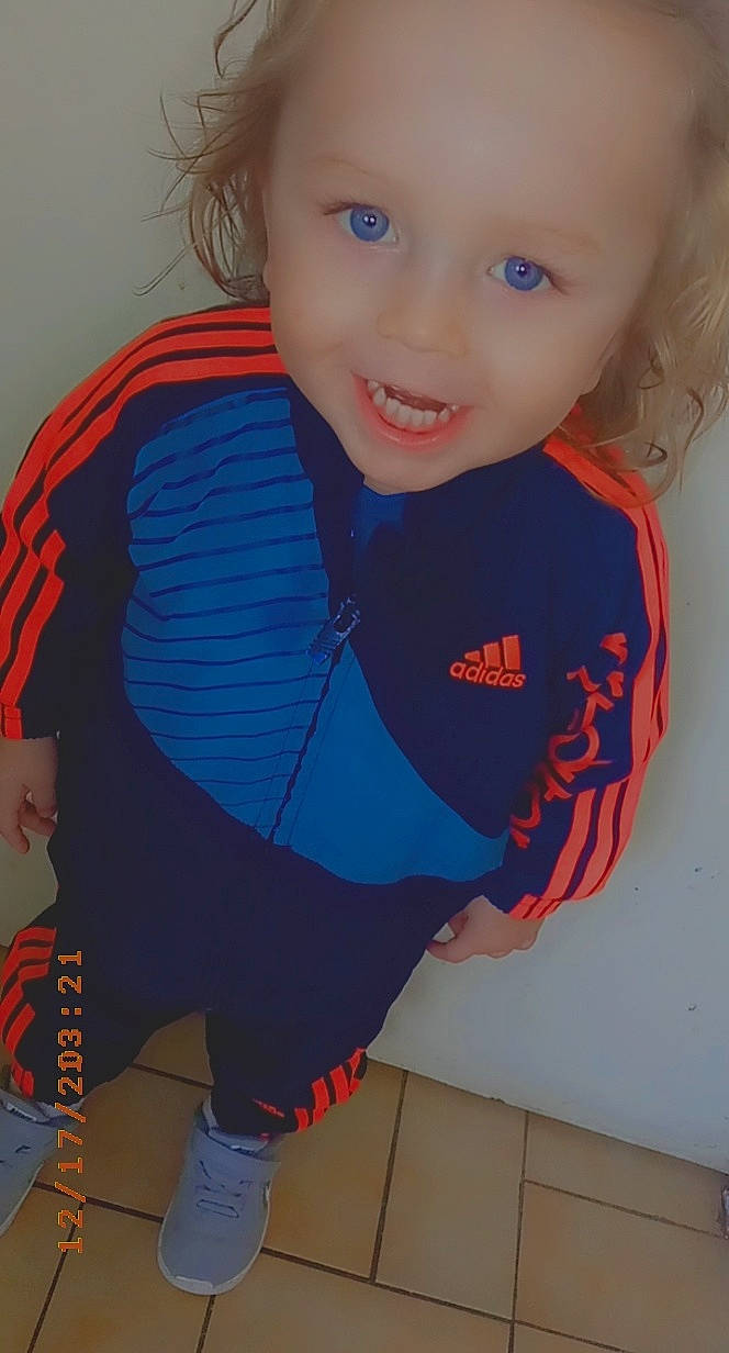 Lilian a rejoint le concours — aidez-le/la à gagner de superbes lots ! arm, azure, baby_toddler_clothing, blue, cheek, chin, facial_expression, hairstyle, happy, human, human_body, iris, joint, neck, nose, orange, person, skin, sleeve, smile