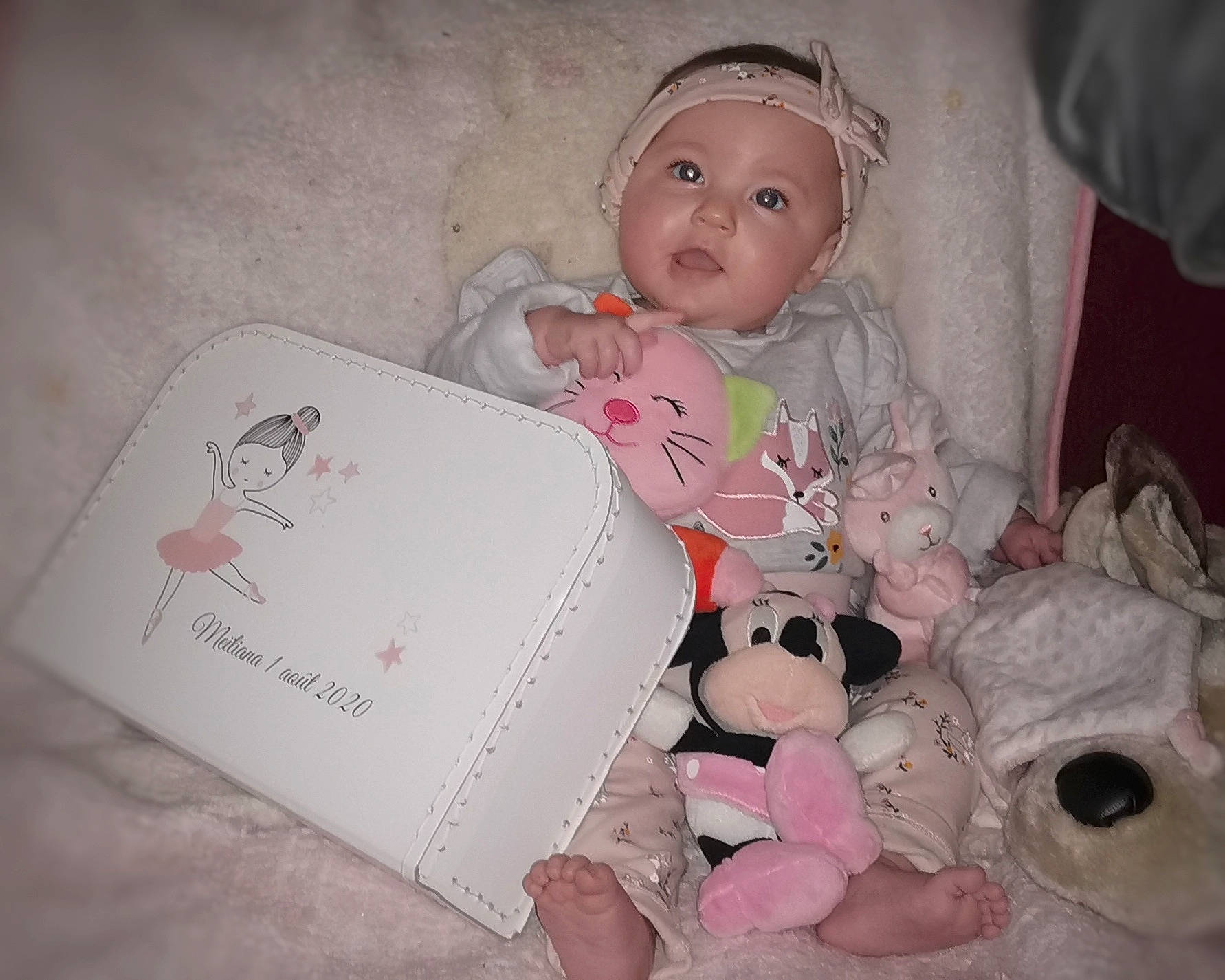 Meïliana a rejoint le concours — aidez-le/la à gagner de superbes lots ! baby, baby_products, baby_toddler_clothing, cheek, child, doll, headwear, linens, mammal, organ, person, pink, product, room, skin, sleeve, souvenir, stuffed_toy, textile, toddler