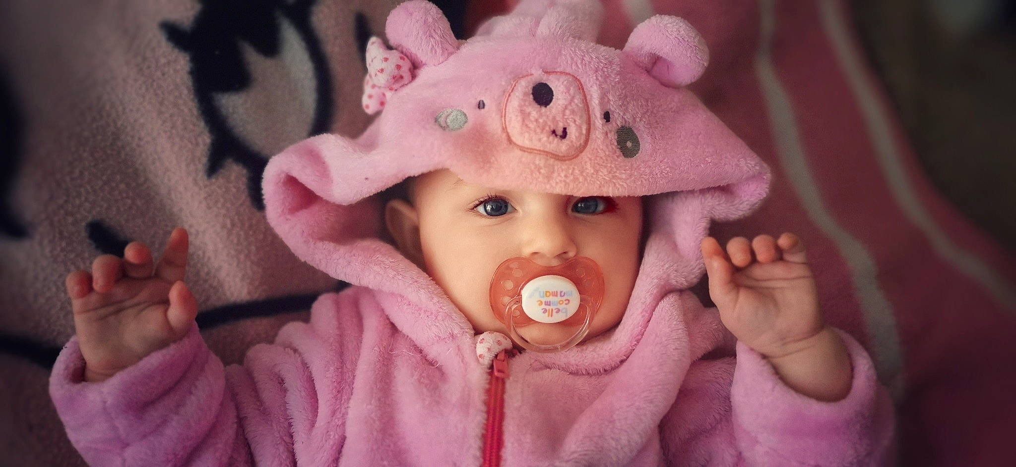 Meïliana a rejoint le concours — aidez-le/la à gagner de superbes lots ! baby, baby_toddler_clothing, cheek, chin, ear, eye, eyebrow, eyelash, happy, head, headgear, headwear, human_body, iris, lip, nose, organ, person, pink, skin