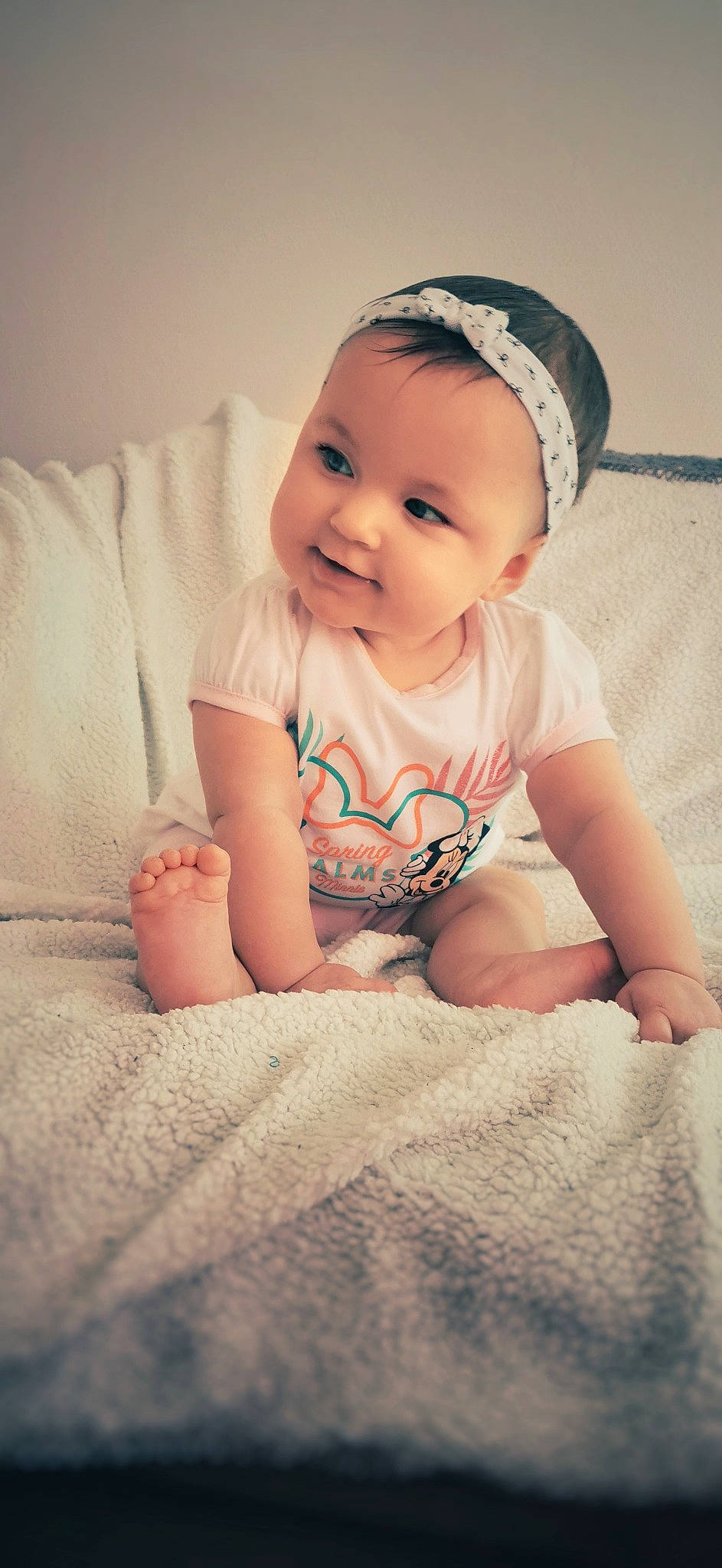 Meïliana a rejoint le concours — aidez-le/la à gagner de superbes lots ! arm, baby, baby_toddler_clothing, cap, cheek, child, chin, comfort, face, finger, flash_photography, flooring, happy, iris, person, sitting, skin, sleeve, smile, toddler