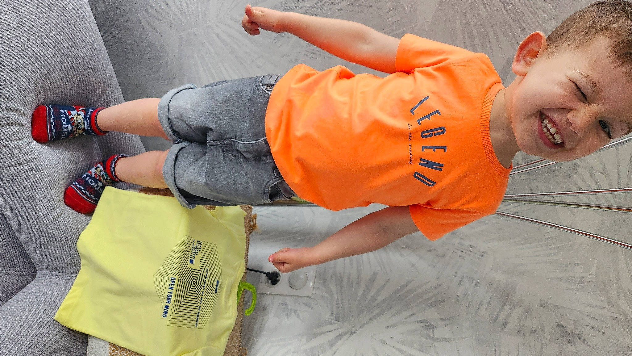 Giulian a rejoint le concours — aidez-le/la à gagner de superbes lots ! bag, elbow, gesture, happy, human_leg, joint, joy, knee, leg, luggage_and_bags, orange, person, shorts, sleeve, smile, sneakers, sportswear, t_shirt, thigh, toddler