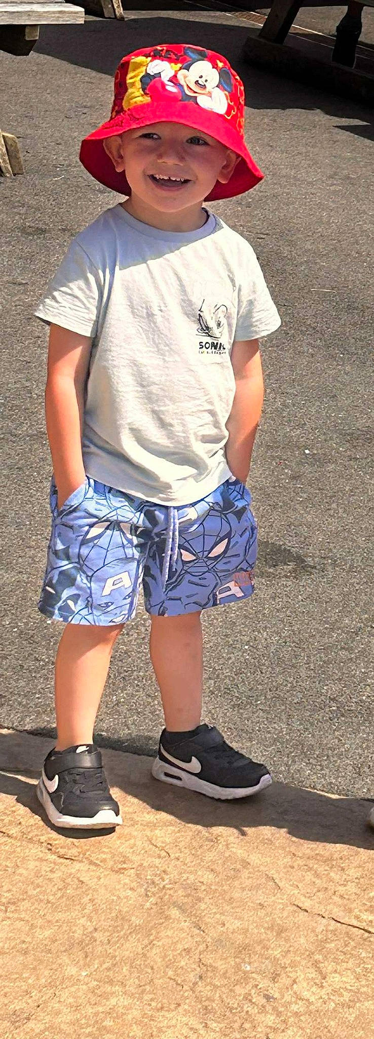 Giulian participe au concours pour gagner de l'argent avec cette photo : bermuda_shorts, cool, denim, eyewear, fashion, grey, headwear, joint, joy, knee, person, plaid, shorts, sleeve, sneakers, sportswear, standing, t_shirt, tartan, thigh