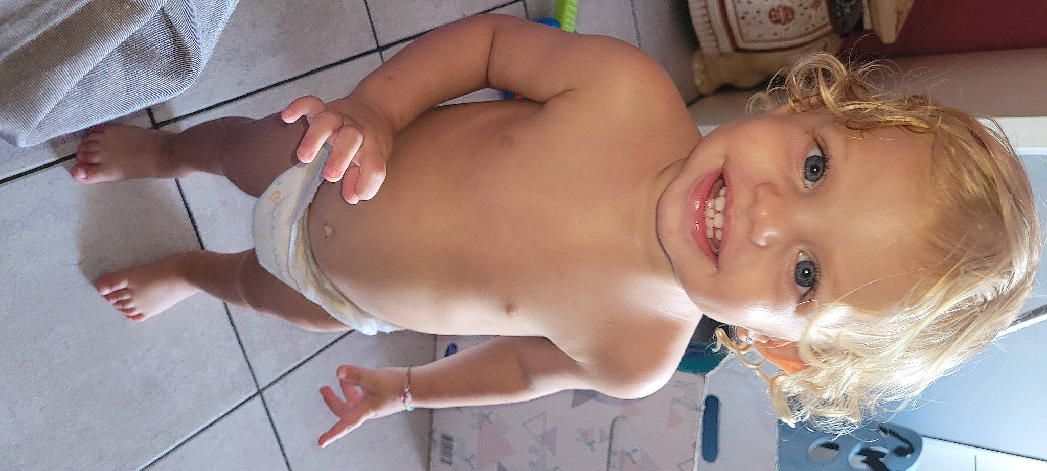 Djayden participe au concours pour gagner de l'argent avec cette photo : abdomen, baby, bathing, cheek, chest, child, elbow, finger, happy, human_body, human_leg, joy, mouth, muscle, person, skin, smile, stomach, thigh, toddler