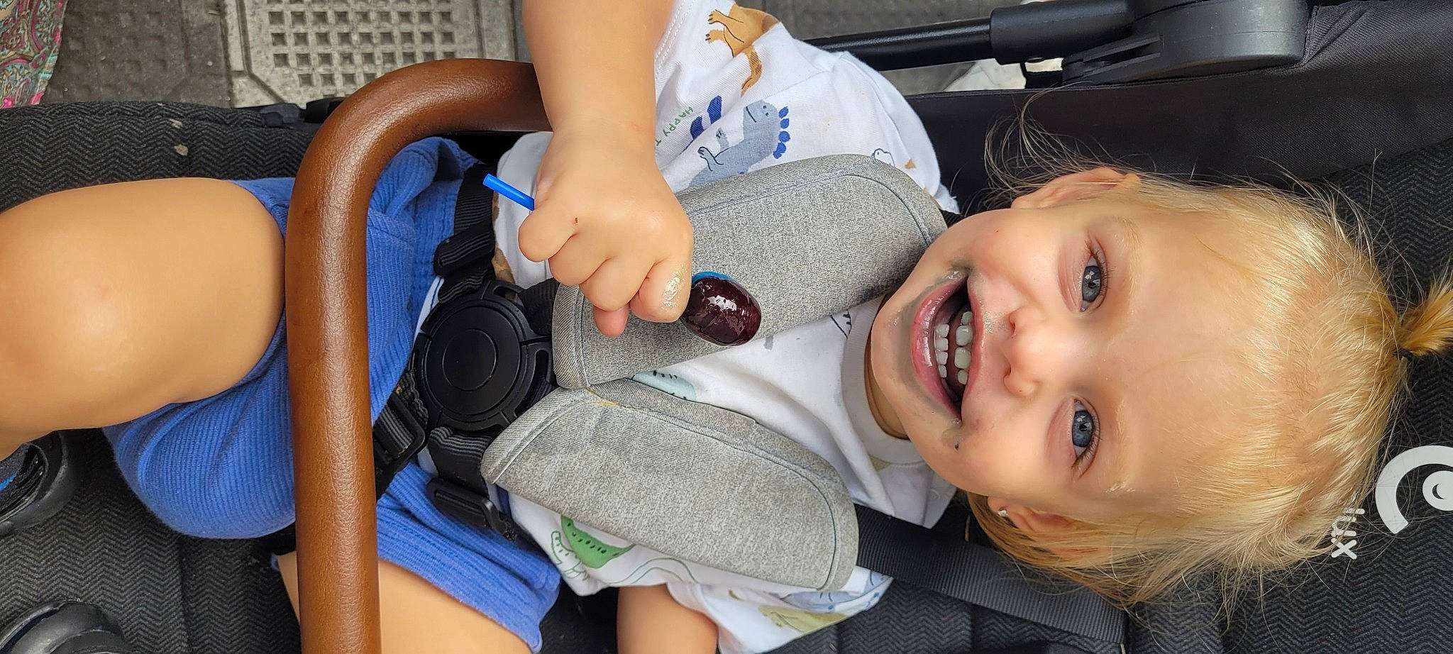 Djayden a rejoint le concours — aidez-le/la à gagner de superbes lots ! arm, car_seat, cheek, comfort, ear, eyelash, finger, gesture, hairstyle, hand, happy, human_body, joy, mammal, mouth, nose, organ, person, skin, smile