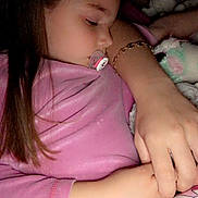 Mia a rejoint le concours — aidez-le/la à gagner de superbes lots ! accessories, animal, bodypart, bracelet, child, couch, earring, face, female, finger, furniture, girl, hand, head, jewelry, person, photography, portrait, purple, sleeping