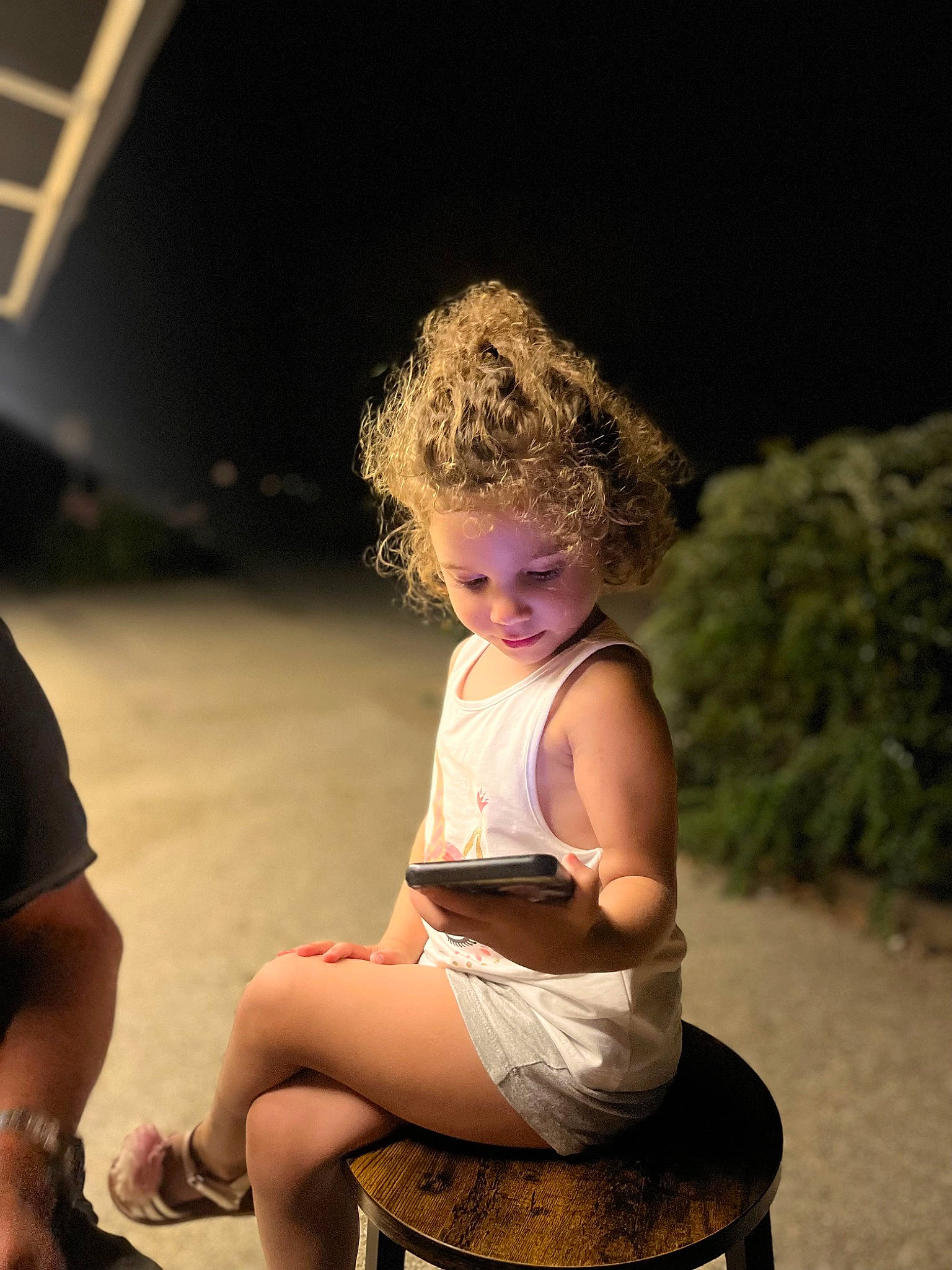 Mia participe au concours pour gagner de l'argent avec cette photo : blond, child, eyewear, flash_photography, foot, fun, grass, happy, human_leg, knee, leisure, person, recreation, sandal, shoe, sitting, skin, smile, thigh, toddler