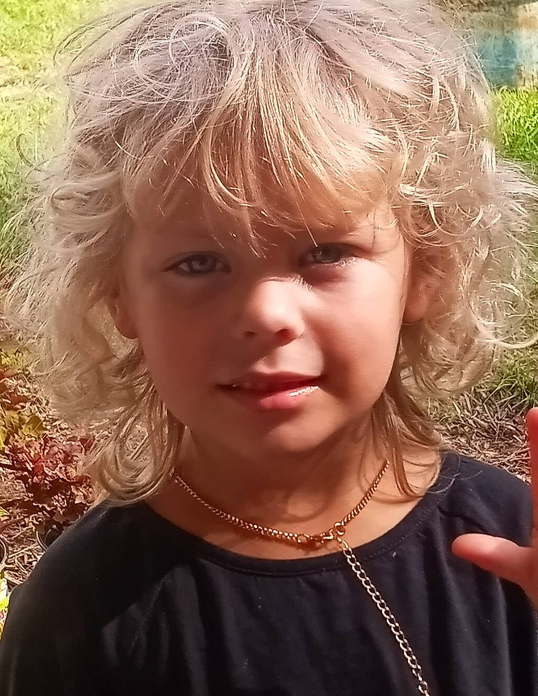 Winona is registered to the contest to win money with this photo: bangs, beauty, cheek, chin, clothing, eye, eyebrow, eyelash, grass, hair, hairstyle, happy, head, iris, lip, neck, nose, person, skin, surfer_hair