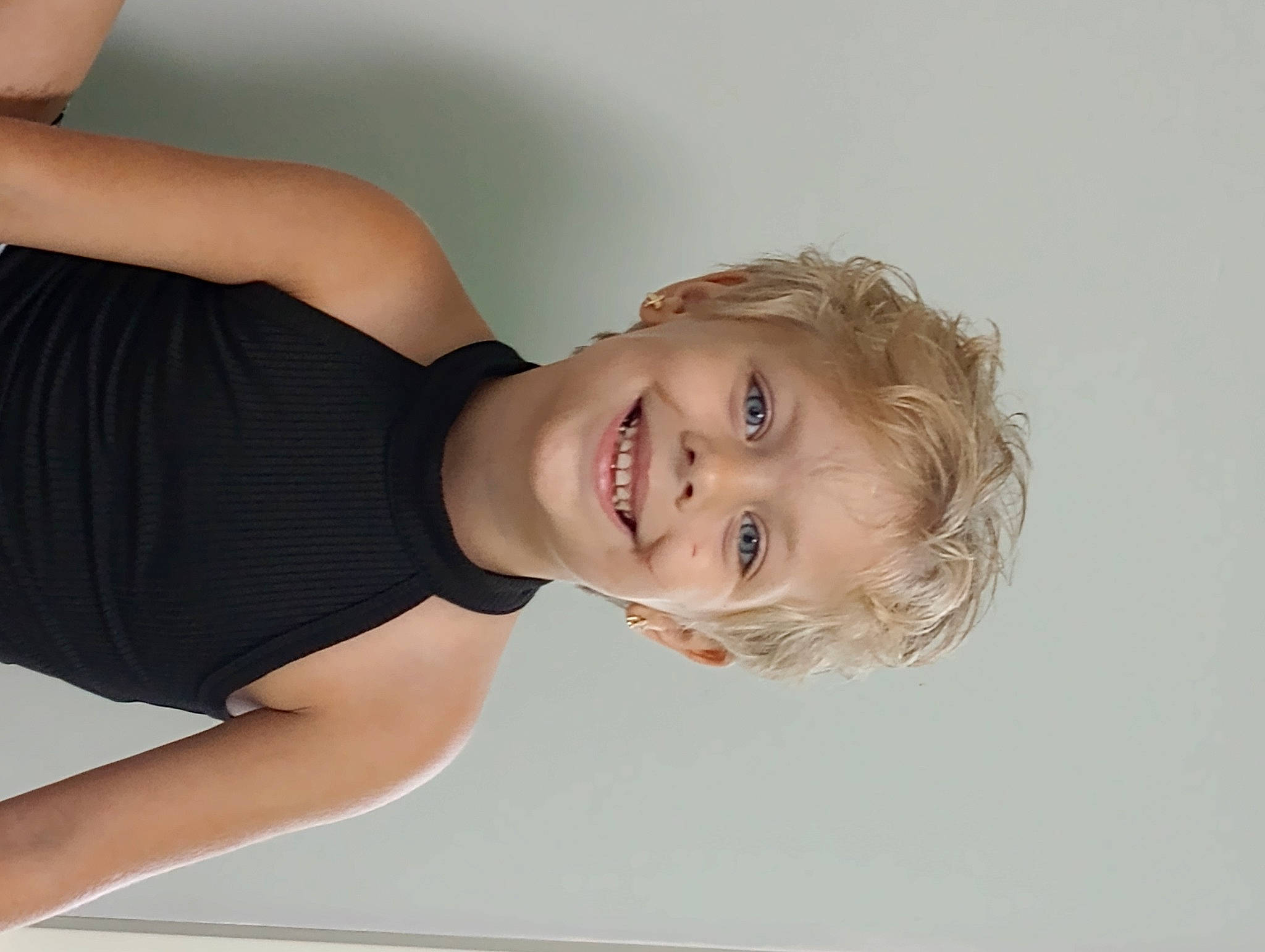 Winona is registered to the contest to win money with this photo: abdomen, arm, chest, elbow, flash_photography, fun, gesture, happy, human_leg, joint, joy, knee, neck, person, shoulder, smile, sportswear, stomach, thigh, toddler