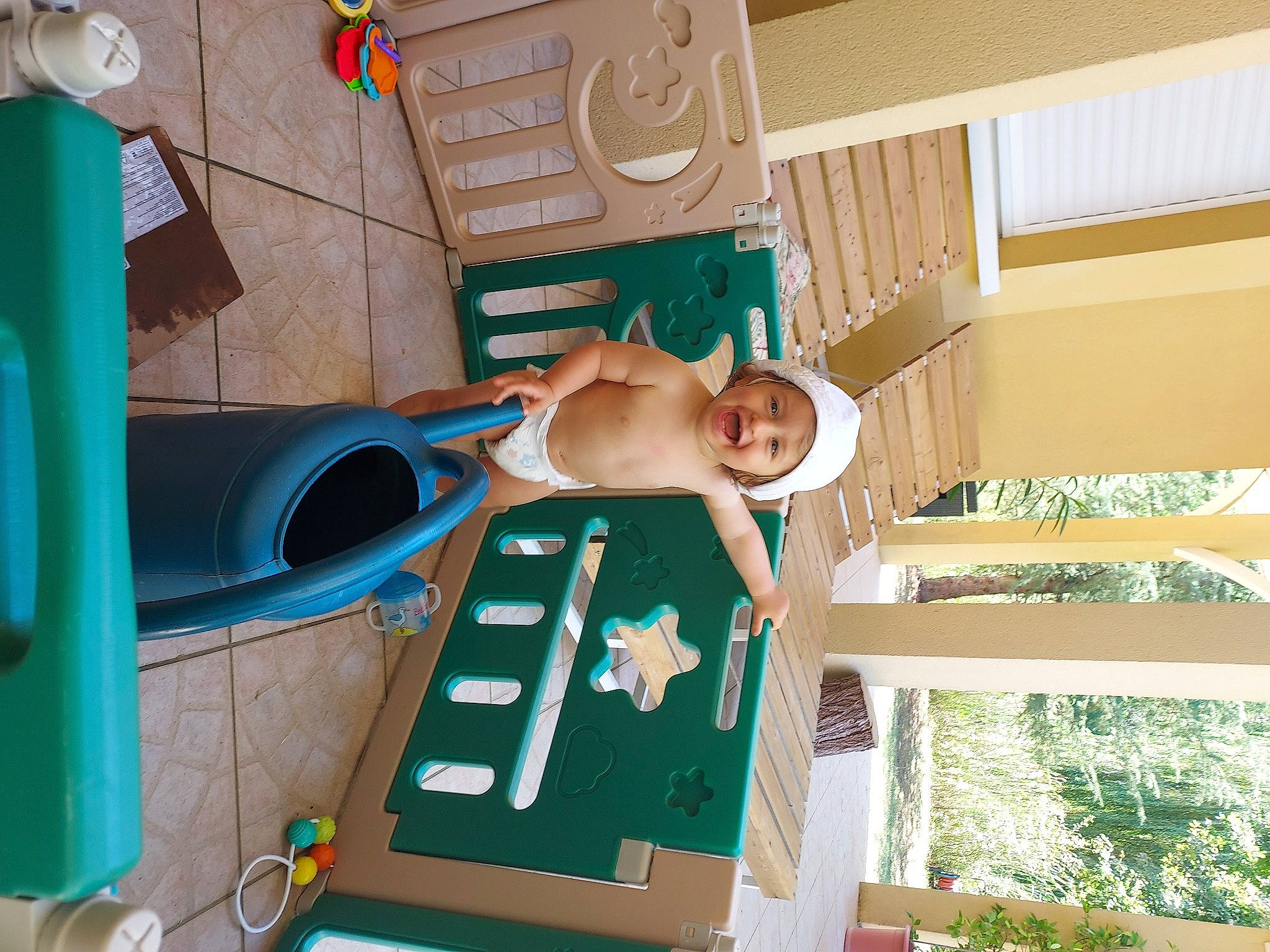 Damien participe au concours pour gagner de l'argent avec cette photo : child, electric_blue, fun, grass, headwear, house, indoor_games_and_sports, leisure, machine, person, plastic, play, recreation, room, shorts, smile, t_shirt, wood