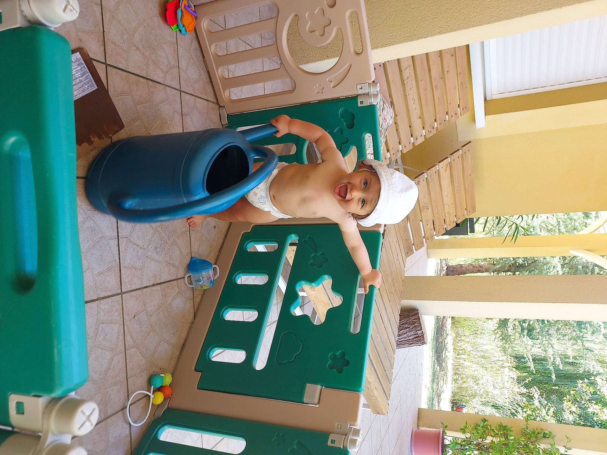 Damien a rejoint le concours — aidez-le/la à gagner de superbes lots ! child, electric_blue, flooring, fun, grass, headwear, house, indoor_games_and_sports, leisure, machine, person, plastic, play, recreation, recreation_room, room, shorts, t_shirt, wood