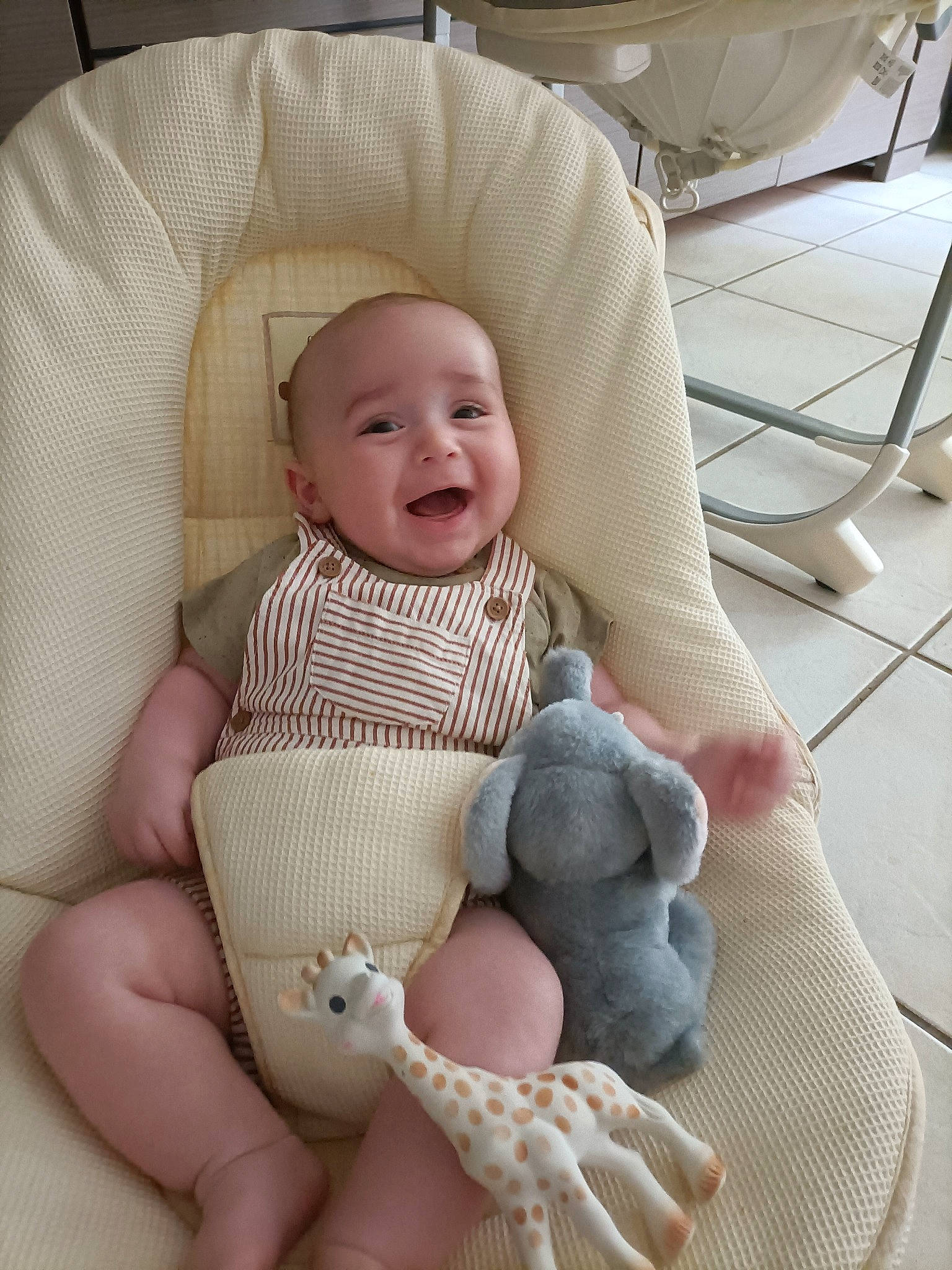 Mathys participe au concours pour gagner de l'argent avec cette photo : baby, baby_products, baby_safety, baby_sleeping, baby_toddler_clothing, cheek, child, comfort, facial_expression, finger, gesture, linens, person, product, skin, sleeve, smile, textile, thumb, toddler