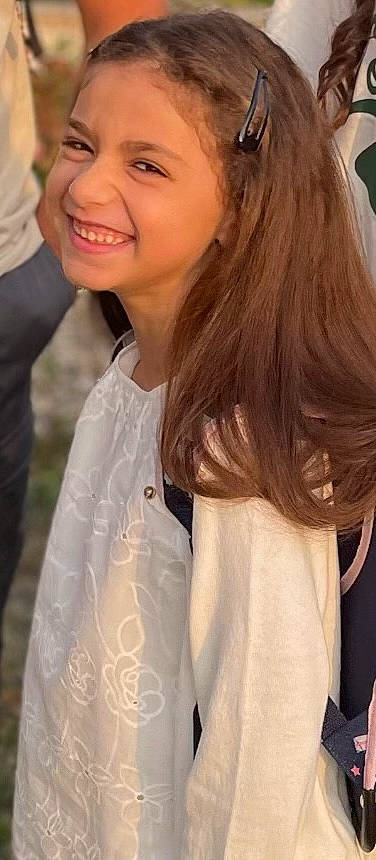 Nelya participe au concours pour gagner de l'argent avec cette photo : blazer, blond, dress_shirt, event, formal_wear, fun, gesture, grass, happy, jewellery, joy, laugh, layered_hair, lip, pattern, person, portrait_photography, sleeve, smile, t_shirt