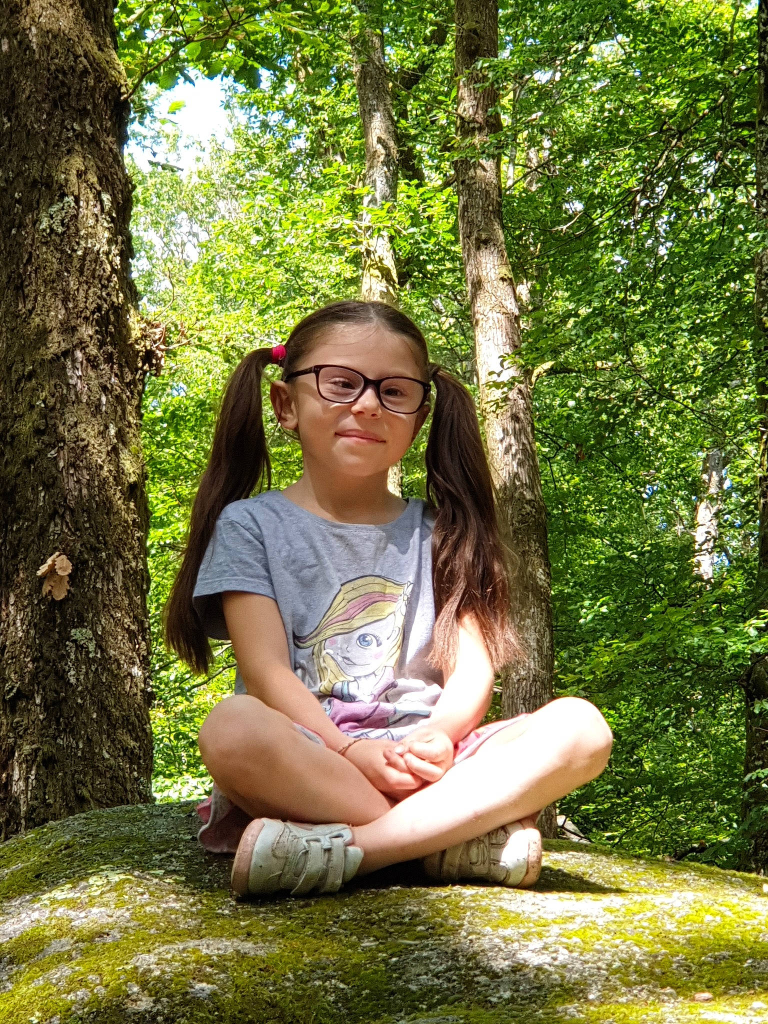 Naely participe au concours pour gagner de l'argent avec cette photo : beauty, botany, child, forest, glasses, grass, green, joy, leaf, long_hair, natural_environment, nature, people_in_nature, person, plant, sitting, smile, spring, summer, tree