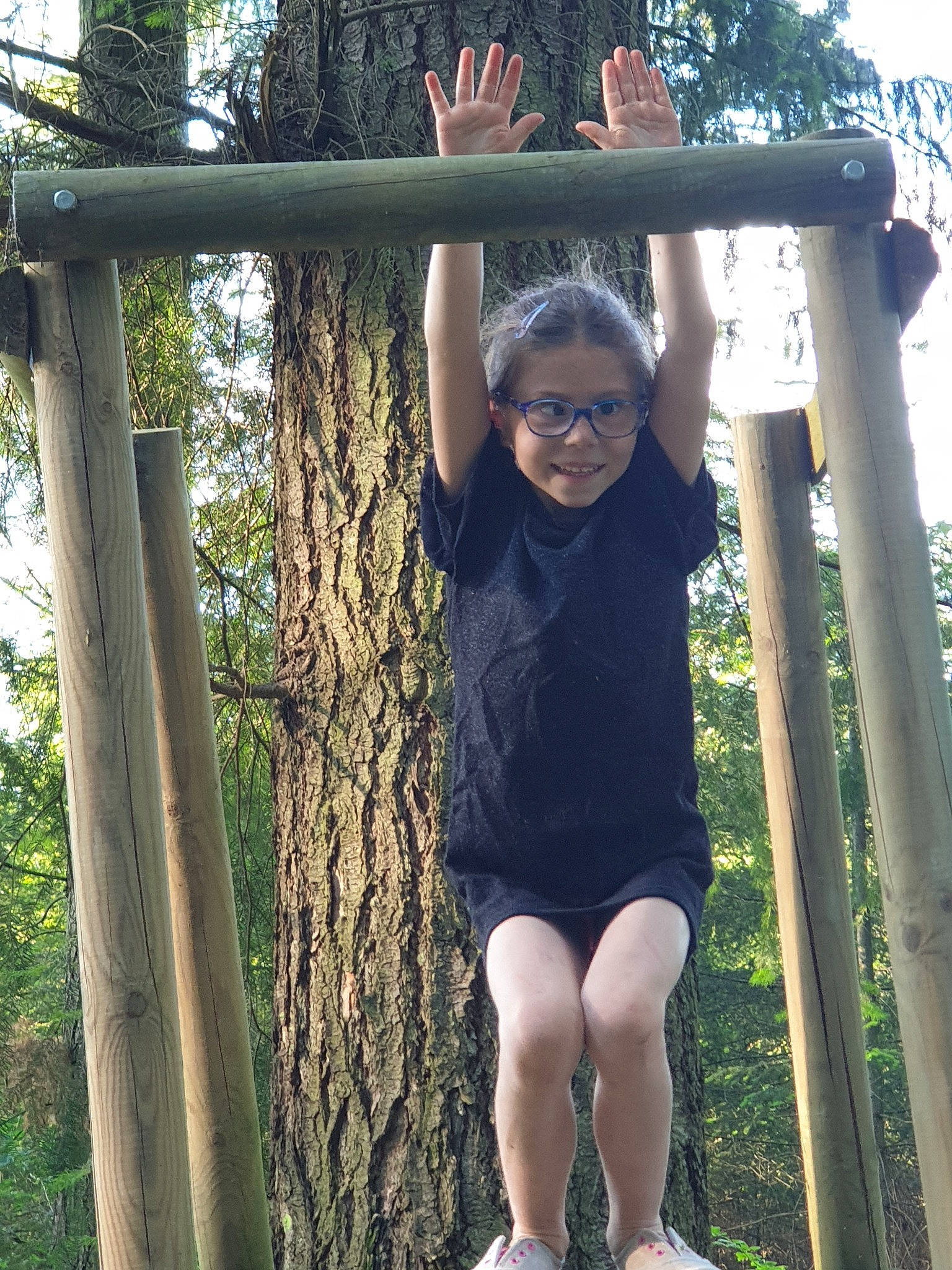Naely participe au concours pour gagner de l'argent avec cette photo : arm, child, fun, joy, leg, leisure, long_hair, person, photography, plant, shorts, shoulder, smile, t_shirt, thigh, tree, vacation