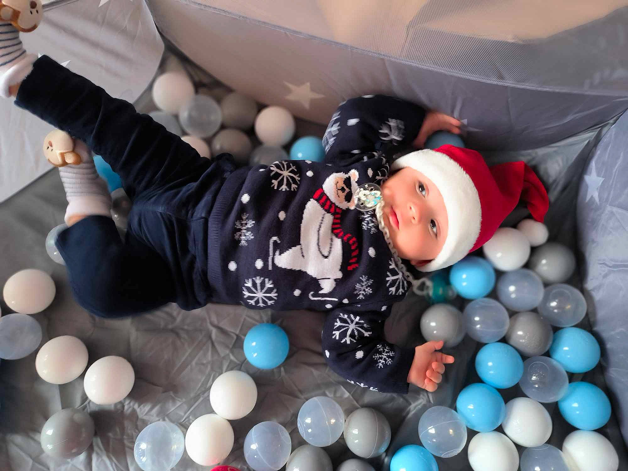 Victor participe au concours pour gagner de l'argent avec cette photo : baby, balloon, child, circle, event, fun, glass, happy, headwear, inflatable, leisure, party_supply, pattern, person, plastic, play, product, recreation, room, toddler