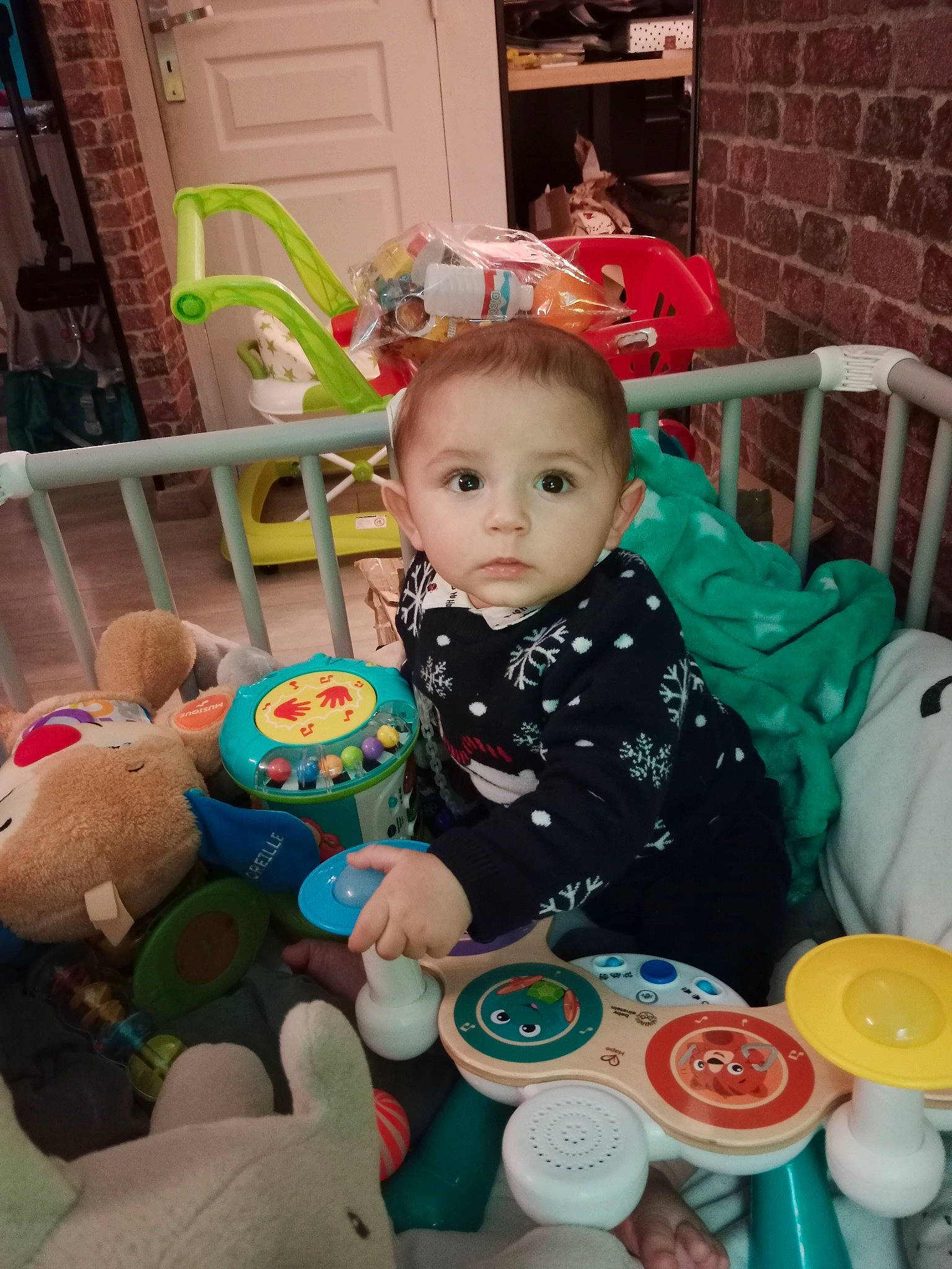 Victor participe au concours pour gagner de l'argent avec cette photo : baby, baby_products, baby_toddler_clothing, baby_toys, chair, child, door, event, fun, happy, holiday, party, person, play, room, shelf, sitting, stuffed_toy, toddler, toy