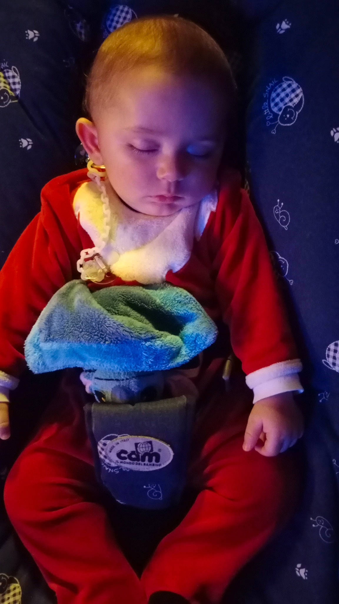 Victor a rejoint le concours — aidez-le/la à gagner de superbes lots ! baby, baby_products, baby_toddler_clothing, cheek, child, comfort, electric_blue, finger, fun, happy, iris, magenta, person, play, purple, sitting, sleeve, t_shirt, textile, toddler