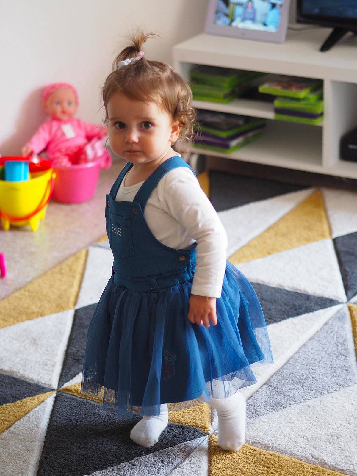 Nicole participe au concours pour gagner de l'argent avec cette photo : child, electric_blue, event, fashion_design, floor, flooring, fun, human_leg, joint, knee, leisure, pattern, person, purple, recreation, room, sitting, sock, street_fashion, toddler